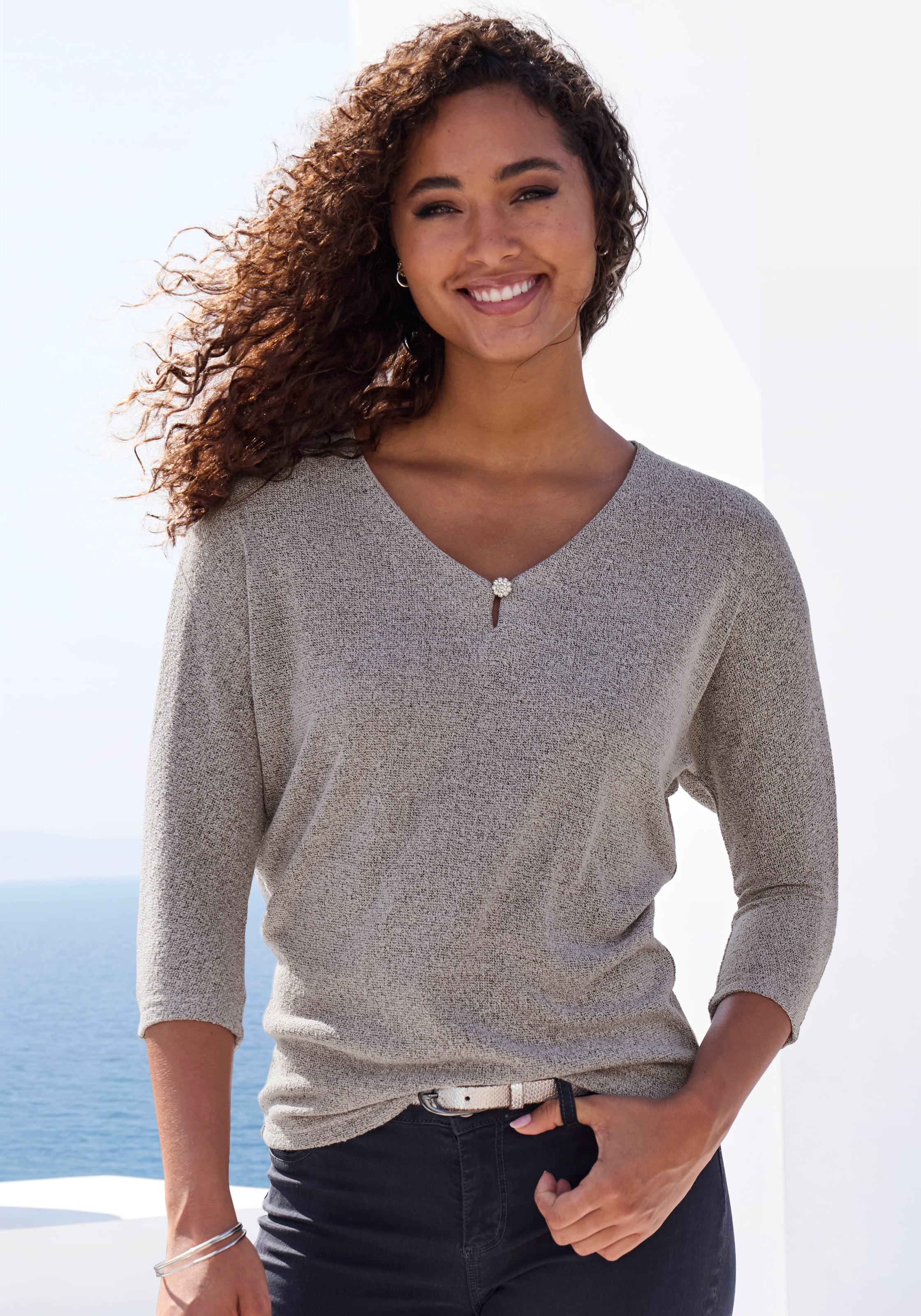 LASCANA 3/4-Arm-Shirt "mit Strassknopf in Blütenform" aus leichtem Feinstrick in Melange Optik