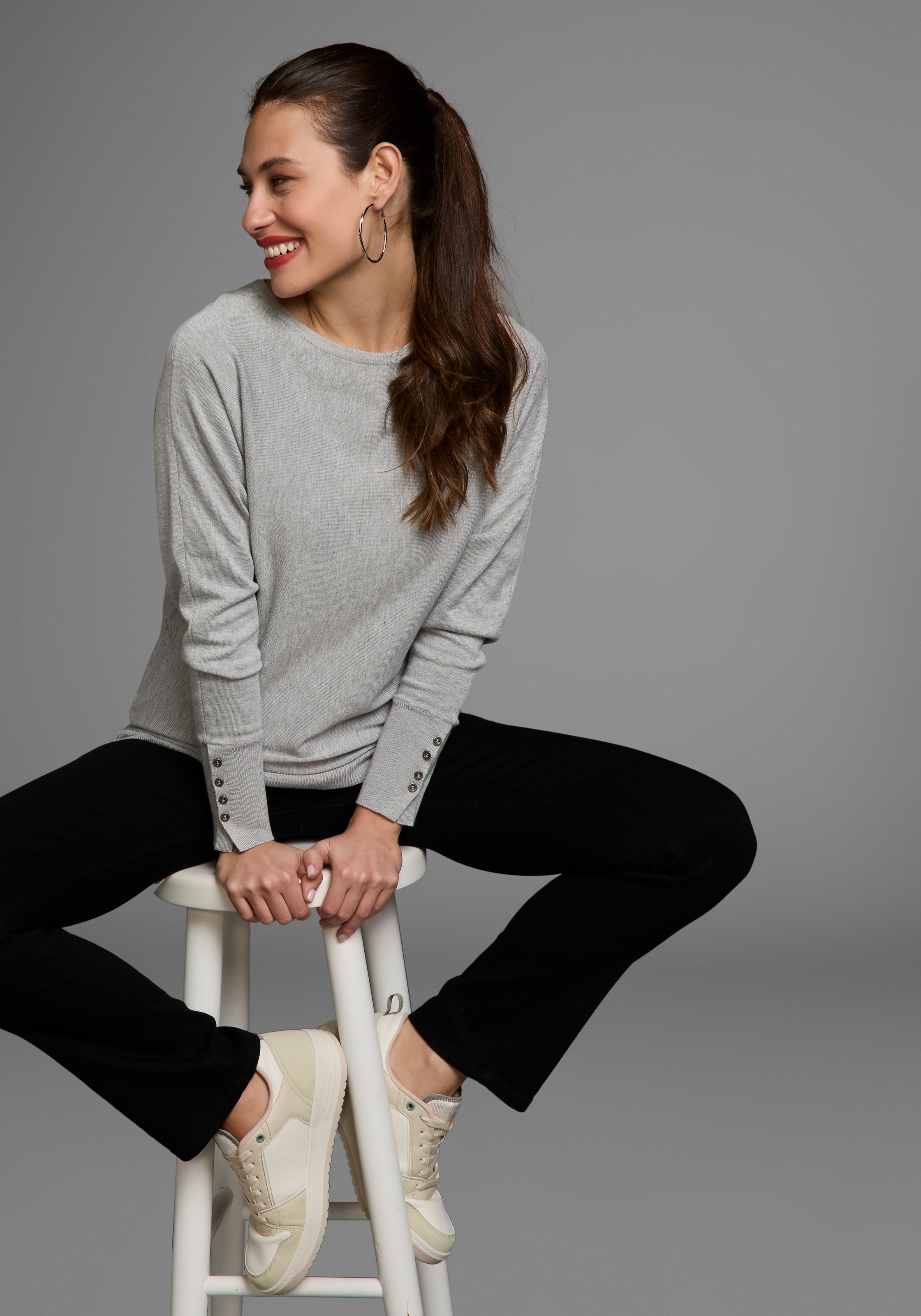 Laura Scott Fledermauspullover, mit Zierknopfleiste