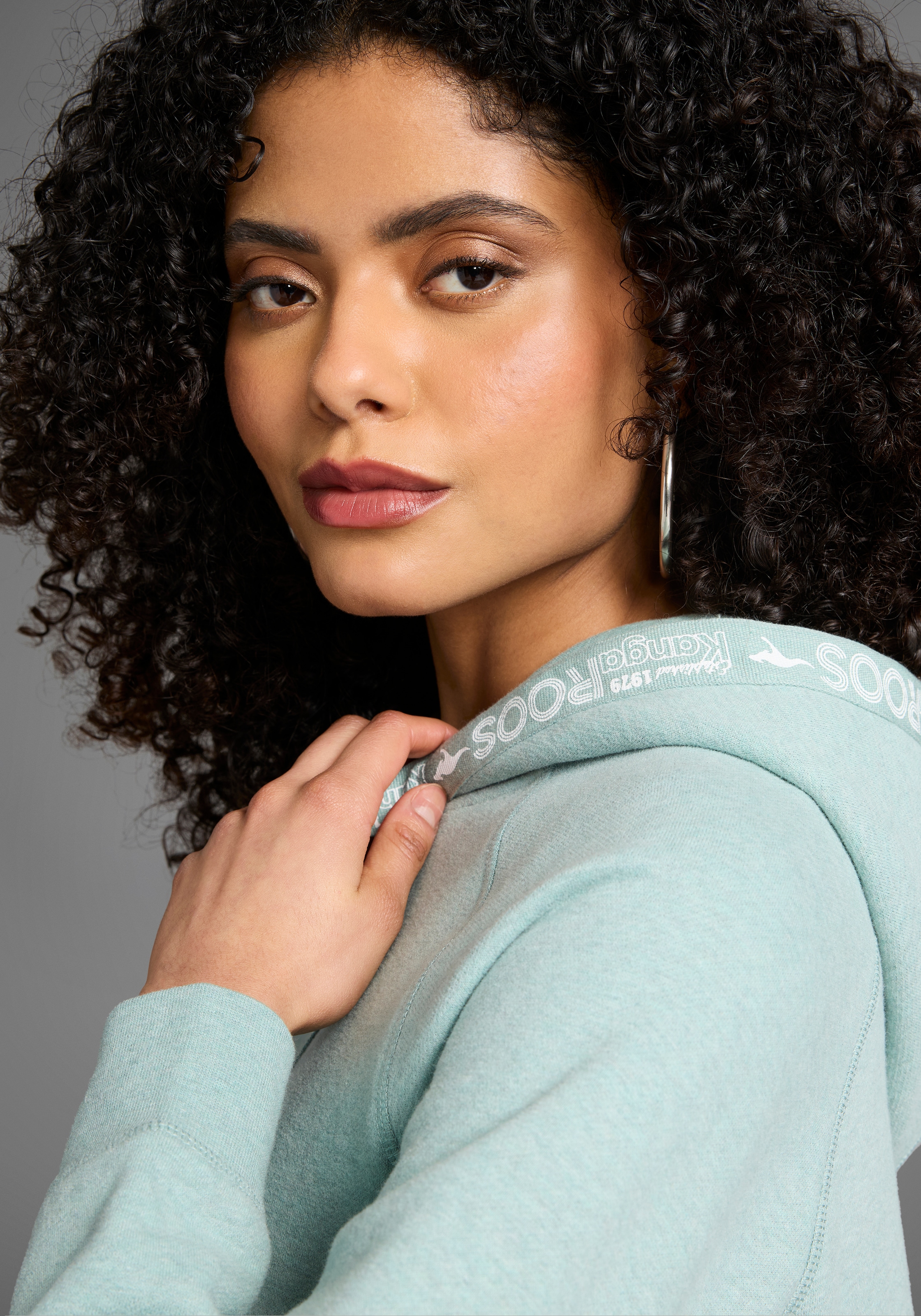 KangaROOS Longsweatshirt, mit Logotape an der Kapuze und Schlitz am Saum