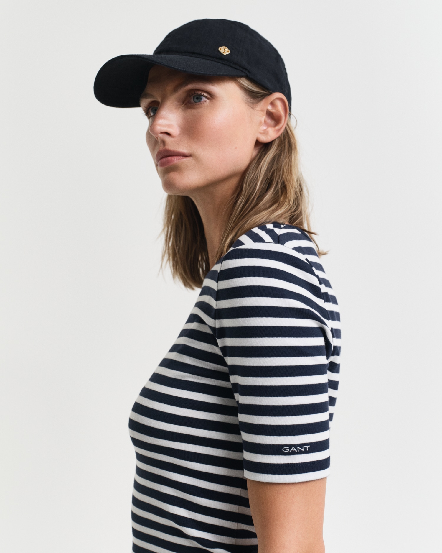 Gant T-Shirt »SLIM STRIPED 1X1 RIBBED KA T-SHIRT«, mit dezentem Logoschriftzug am Ärmelabschluss