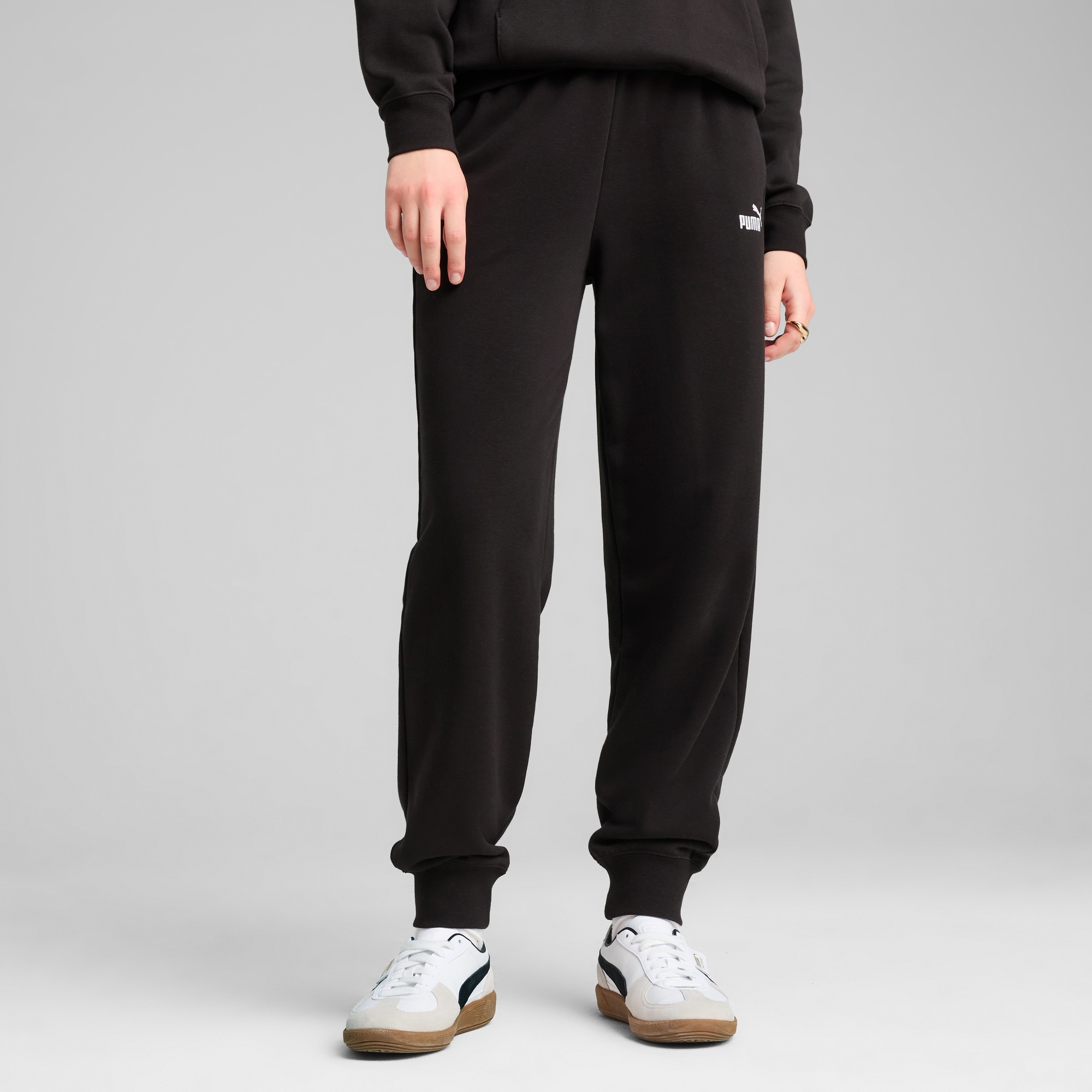 PUMA Trainingshose »ESS SMALL NO. 1 LOGO COMFORT HIGH-WAIST SWEATPANTS TR CL« sportlicher Stil, für Training und Freizeit, aus French Terry