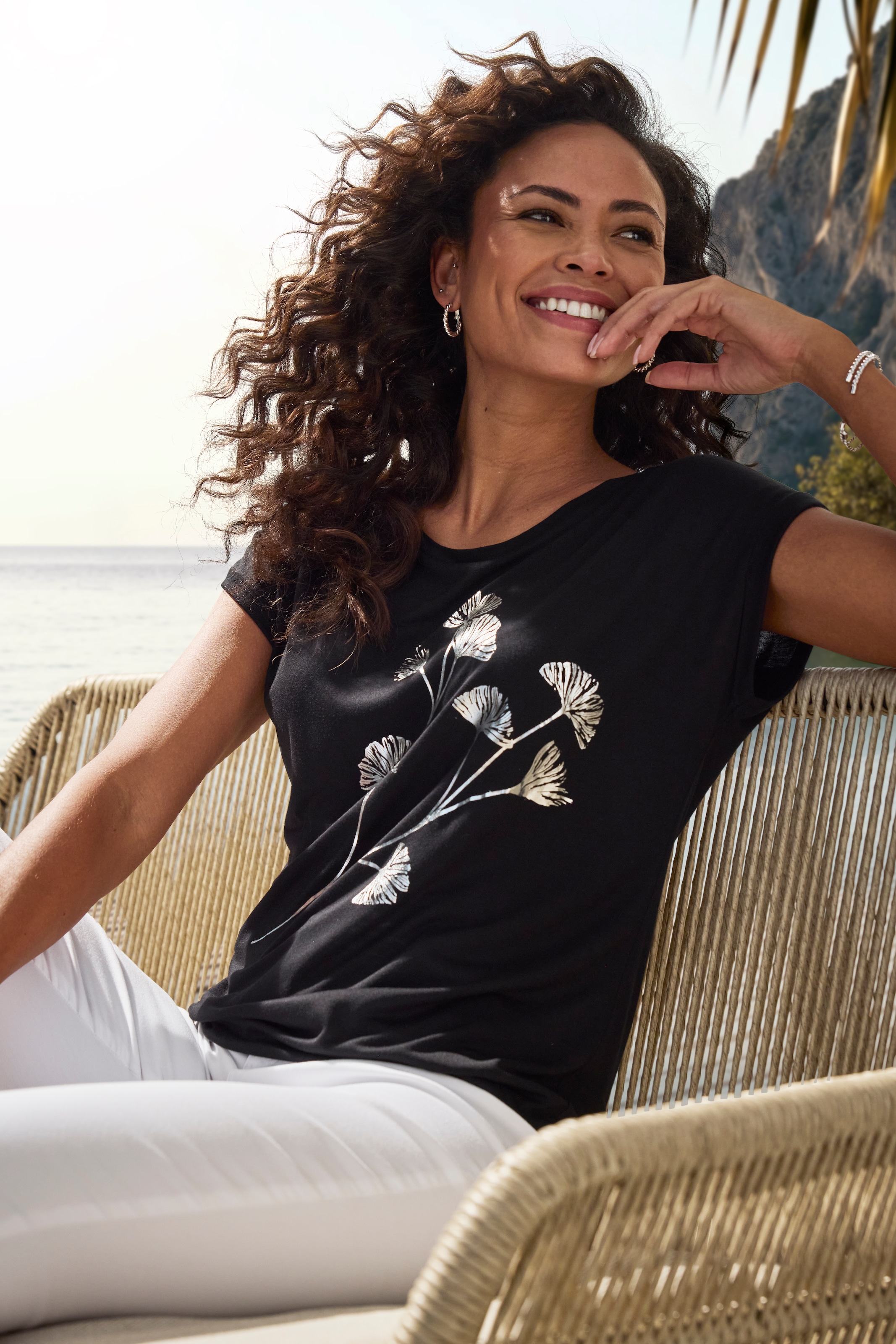 LASCANA Kurzarmshirt »mit schimmerndem Blumenprint«, aus elastischer Viskose-Qualität