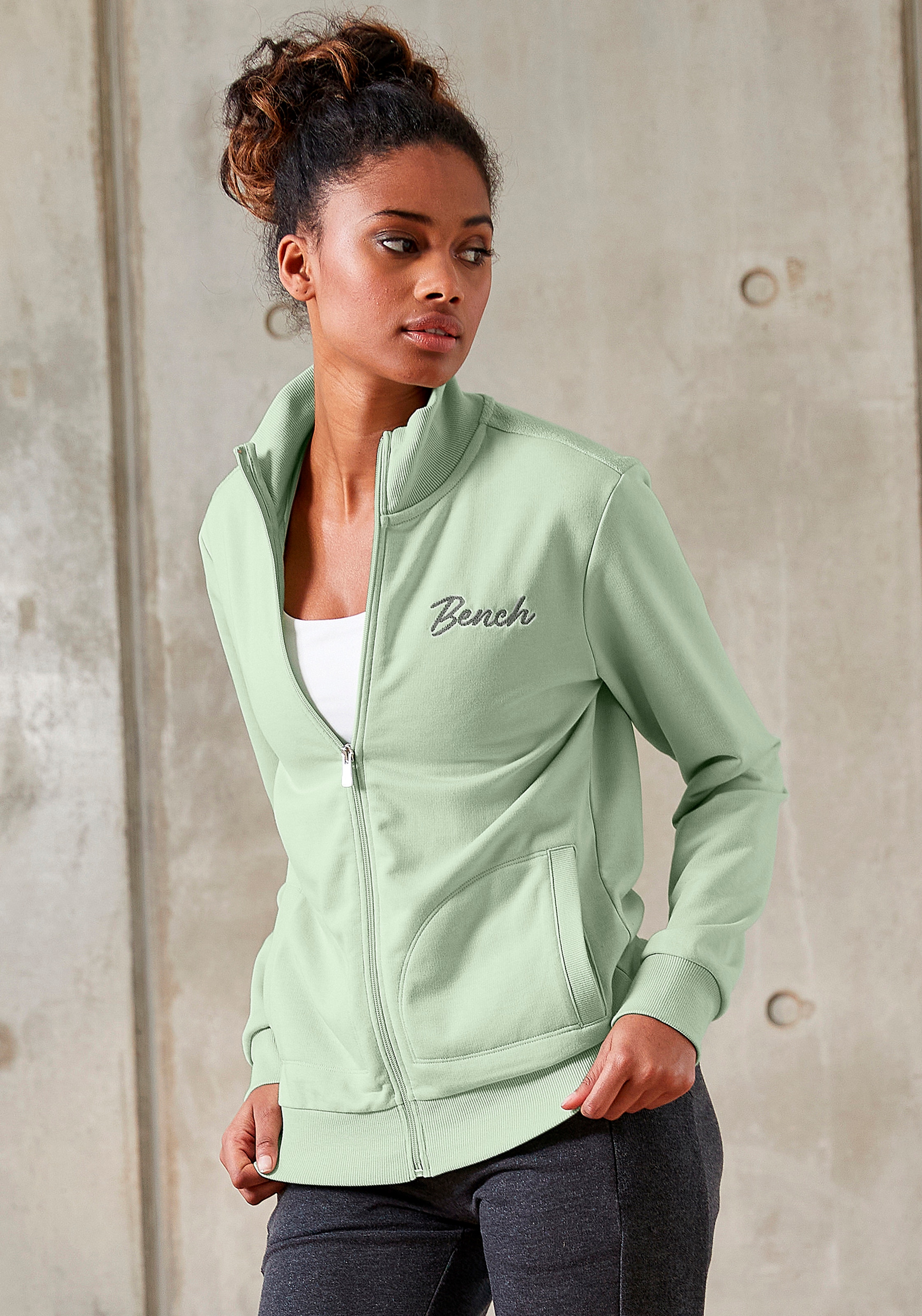 Bench. Sweatjacke, mit zwei Logo Stickereien, Loungeanzug