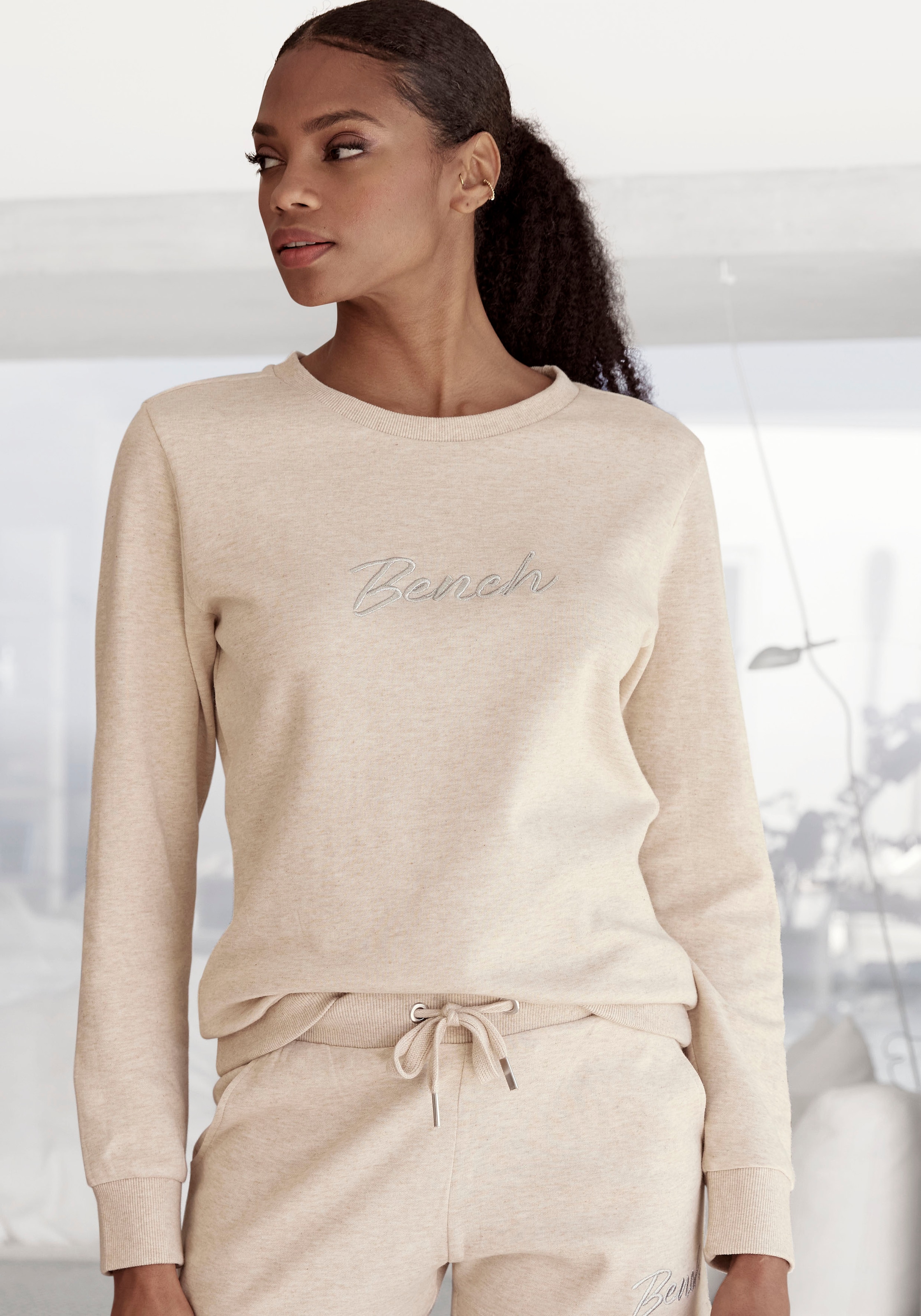 Bench. Loungewear Sweatshirt »-Loungeshirt«, mit glänzender Logostickerei,  Loungewear, Loungeanzug online kaufen bei Jelmoli-Versand Schweiz