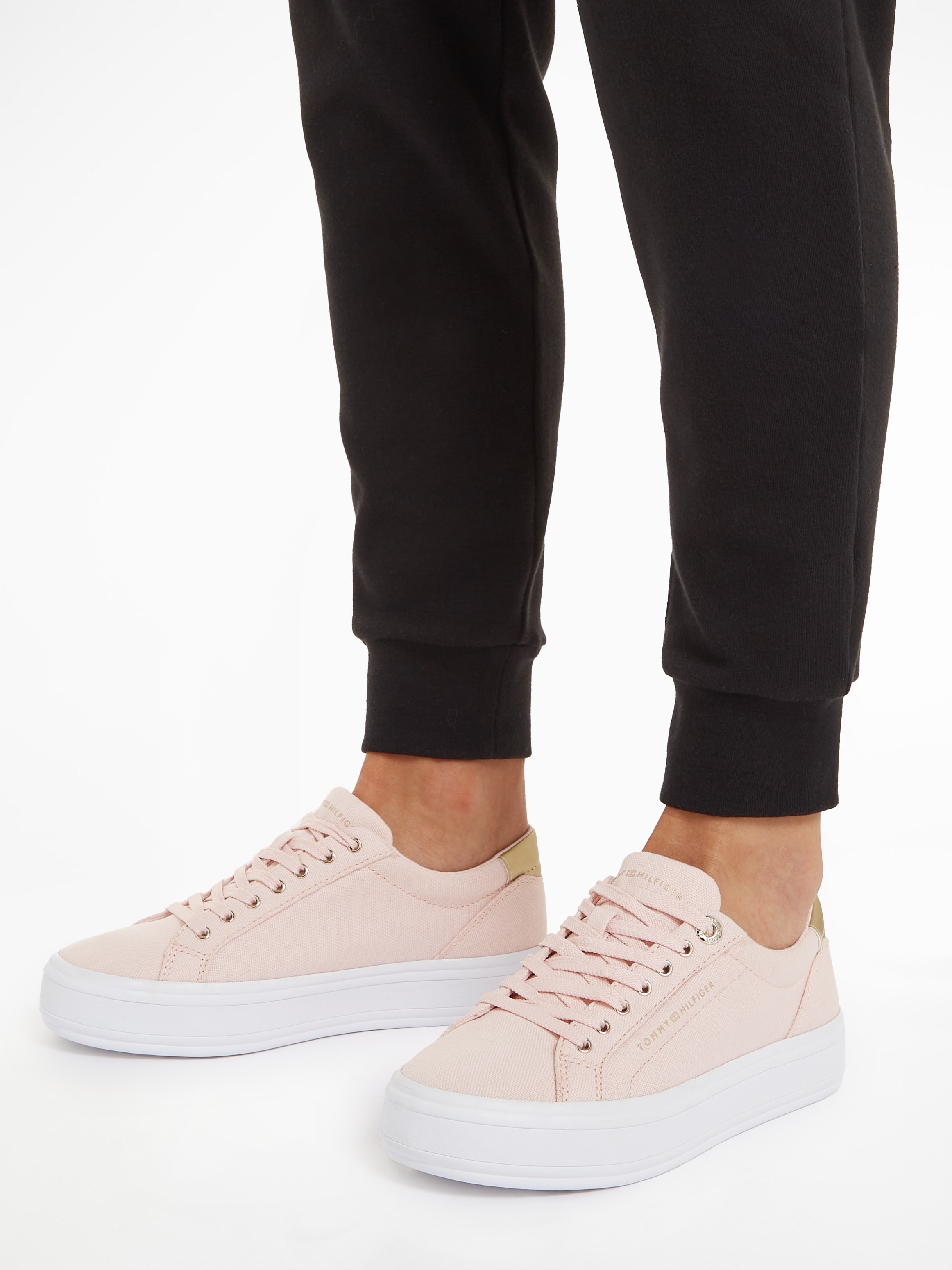 Tommy Hilfiger Plateausneaker »ESSENTIAL VULC CANVAS SNEAKER«, Kontrastbesatz in Metallicoptik, Freizeitschuh, Halbschuh, Schnürschuh