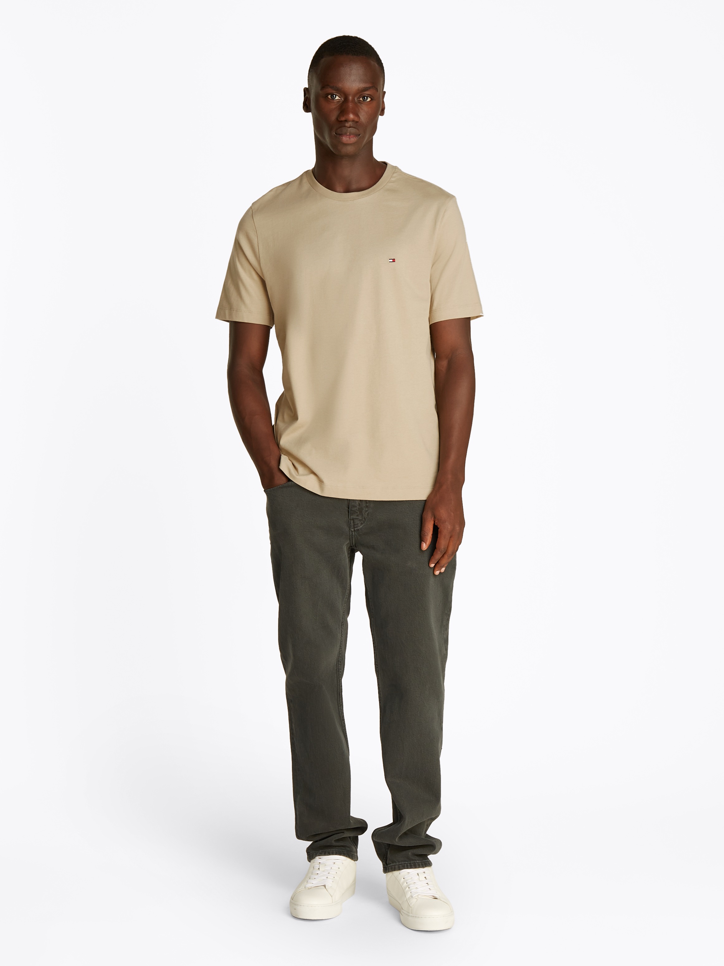 Tommy Hilfiger T-Shirt »ESSENTIAL REG FIT SOLID TEE mit Stickerei und Rundhals«, unifarben, casual, regular fit, Baumwolle, Rundhals