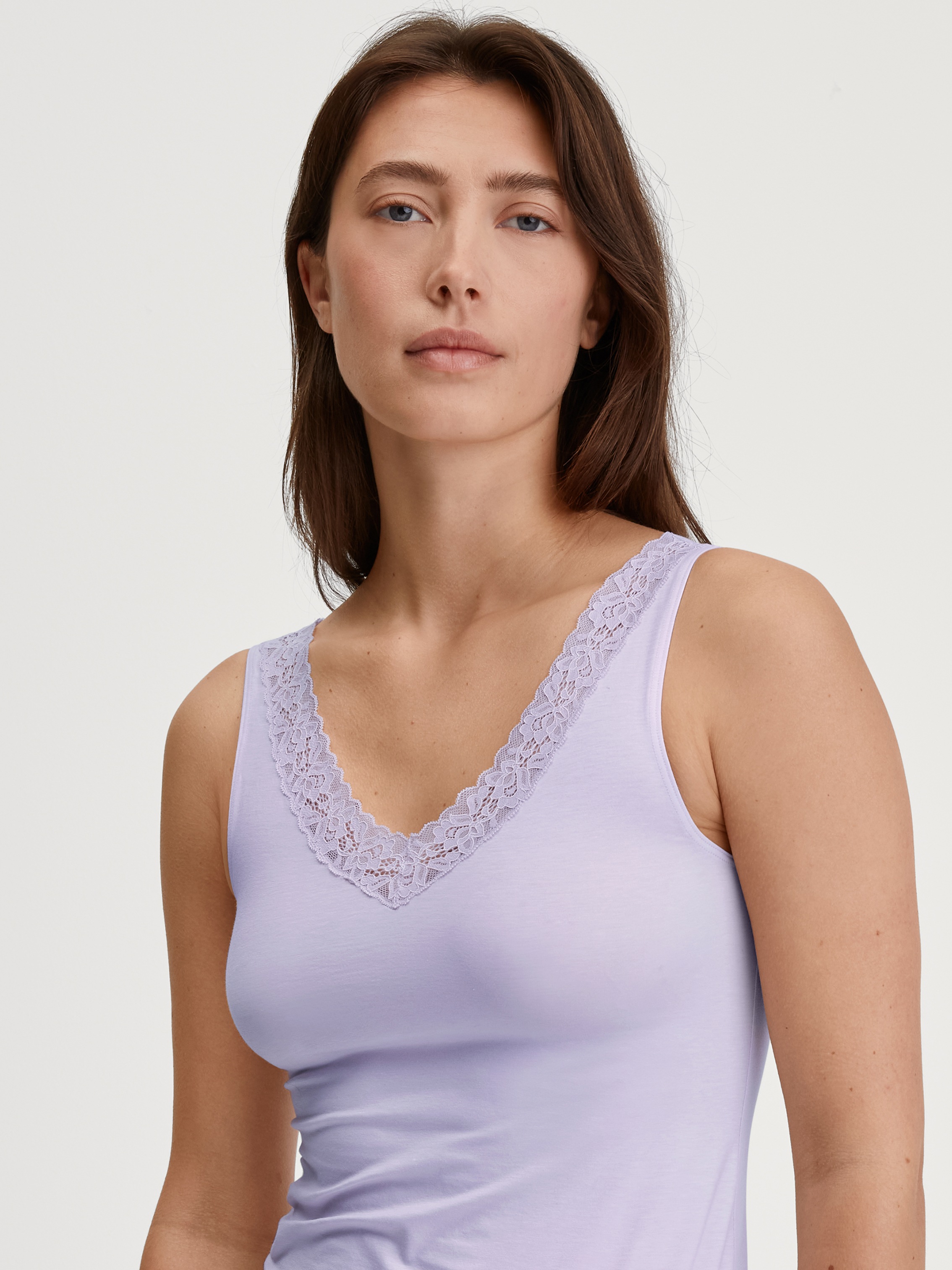 CALIDA Tanktop »Natural Comfort Lace«, elastisch, V-Ausschnitt, weiche Spitze, breite Träger