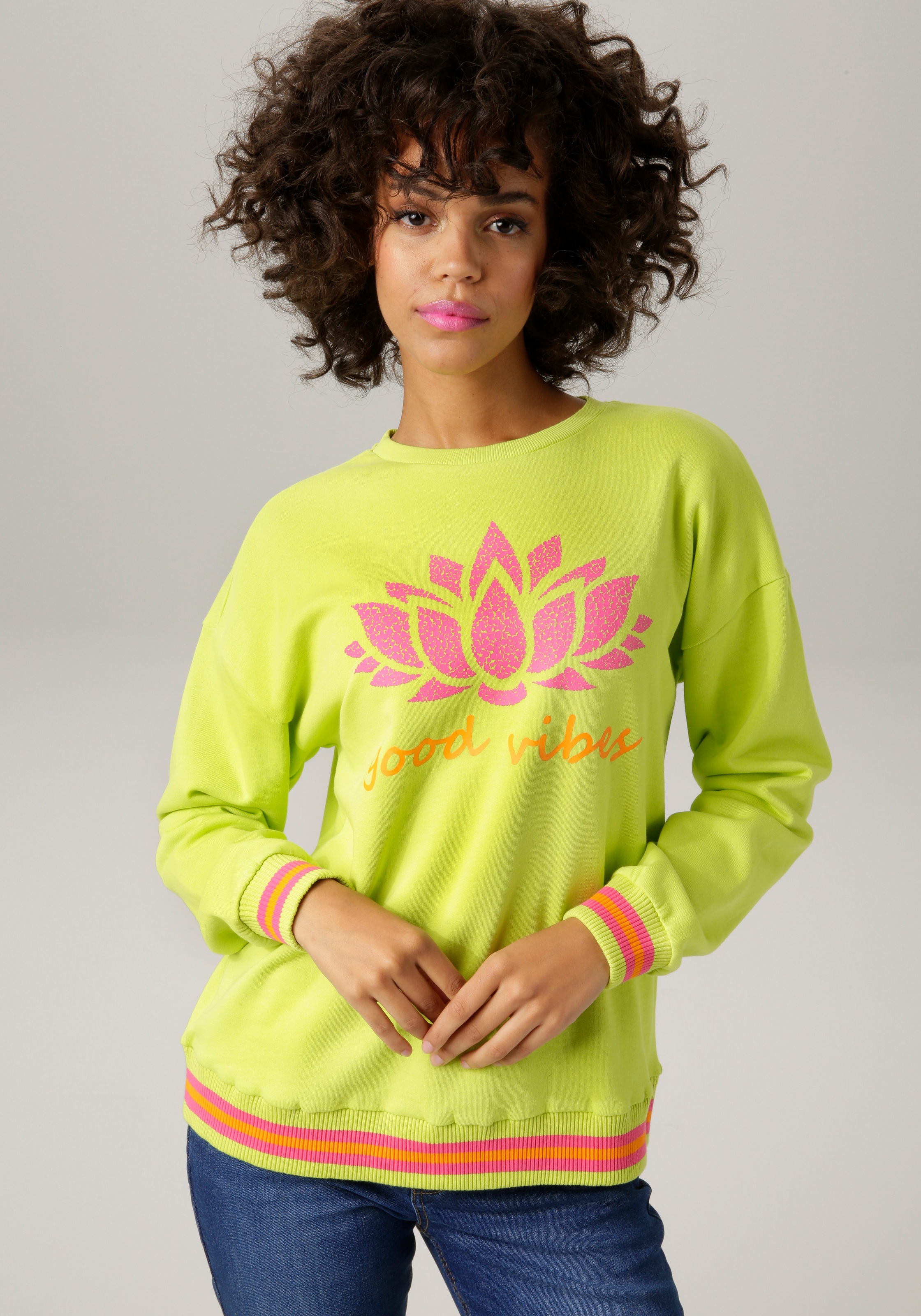 Aniston CASUAL Sweatshirt, Frontdruck mit abstrakter Seerose und Schriftzug - NEUE... kaufen