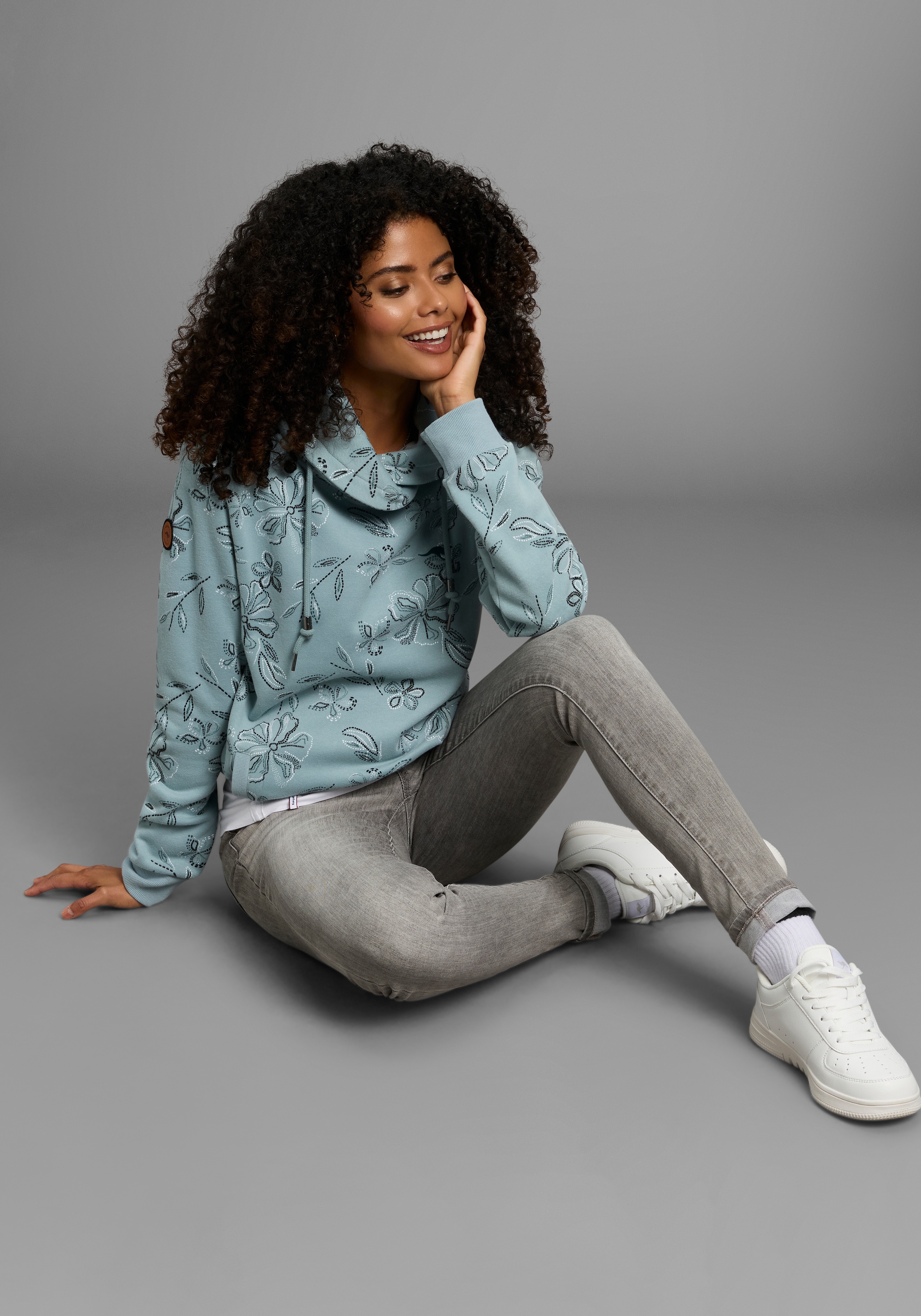 KangaROOS Sweatshirt, mit hohem kuscheligen Kragen und Alloverdruck