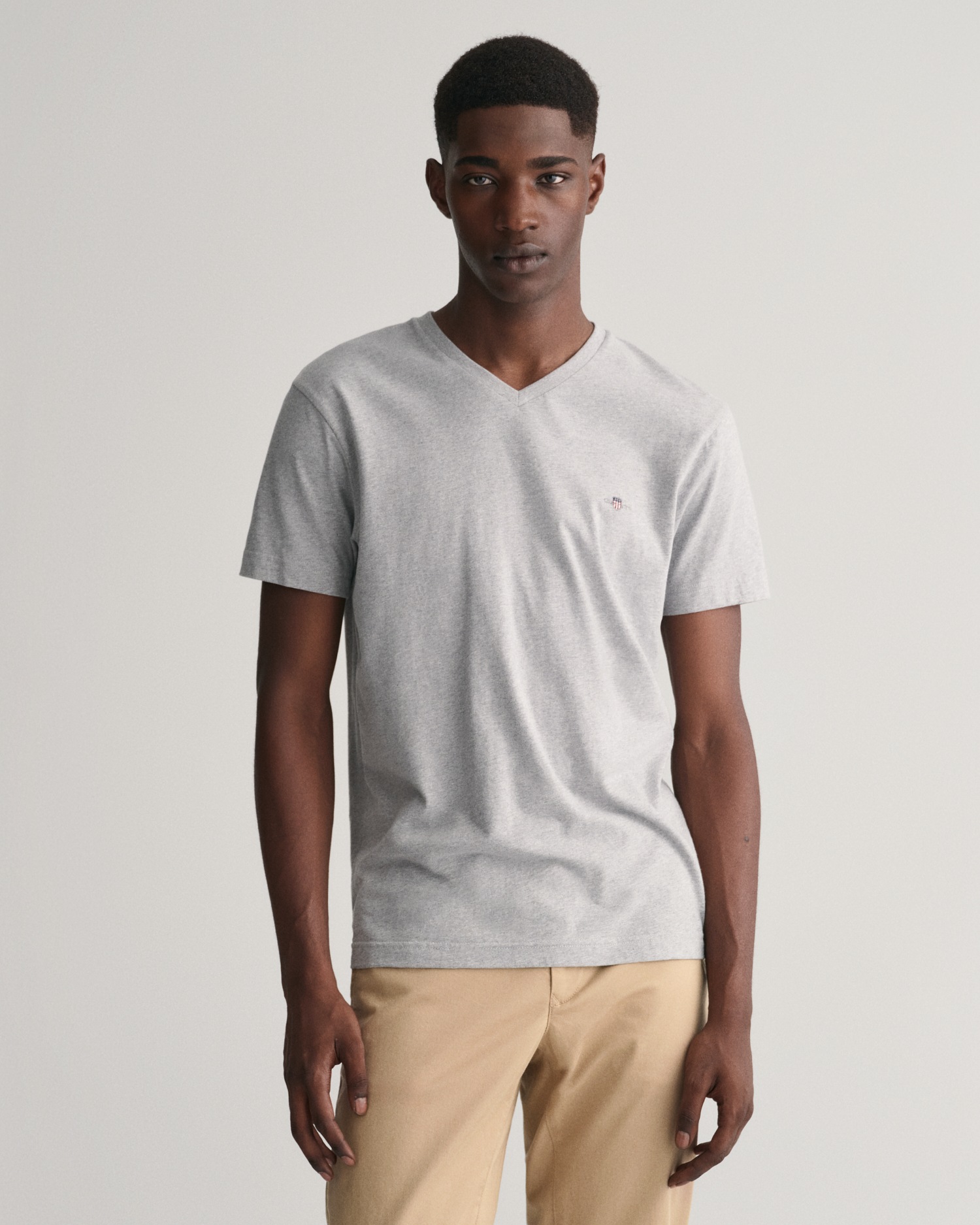 Gant T-Shirt »SLIM SHIELD V-NECK T-SHIRT«, mit einer kleinen Logostickerei auf der Brust