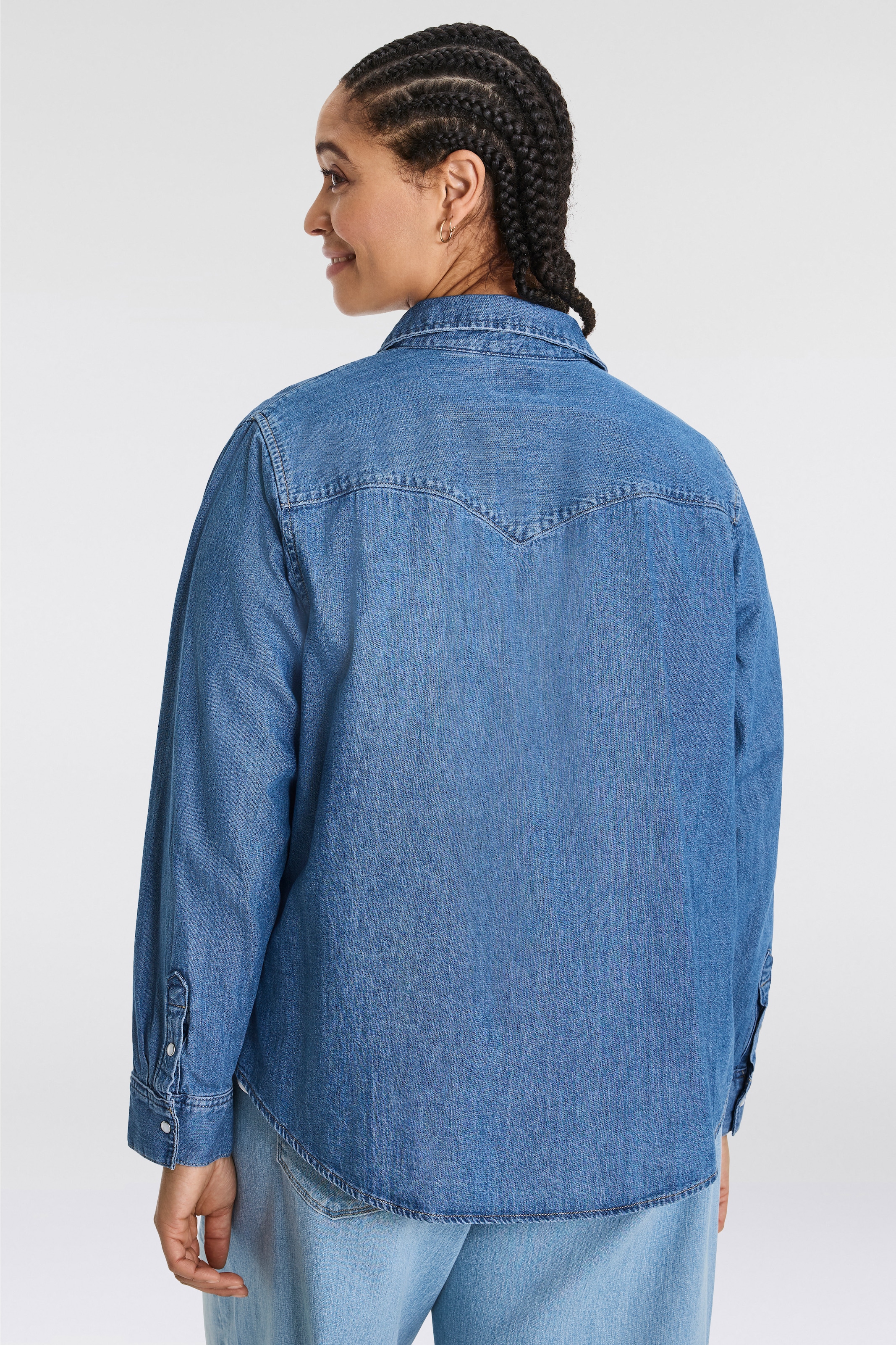 Levi's® Plus Jeansbluse »ESSENTIAL WESTERN«, mit zwei Brusttaschen und Druckknöpfen