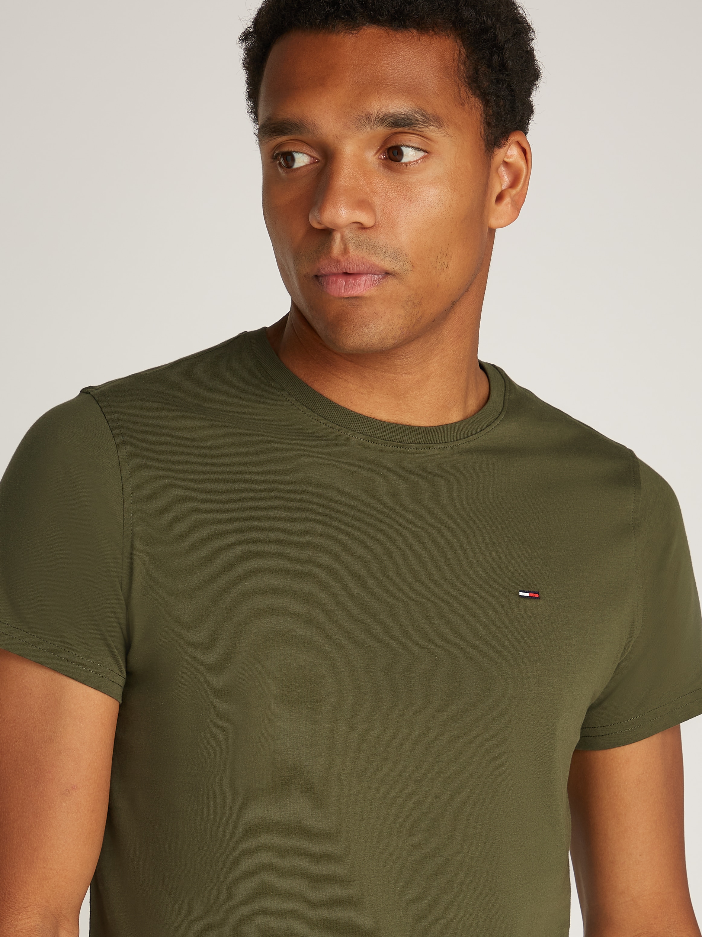 Tommy Jeans T-Shirt »TJM ESSENTIAL SOLID TEE«, mit Rundhalsausschnitt und dezenter Logo-Flag