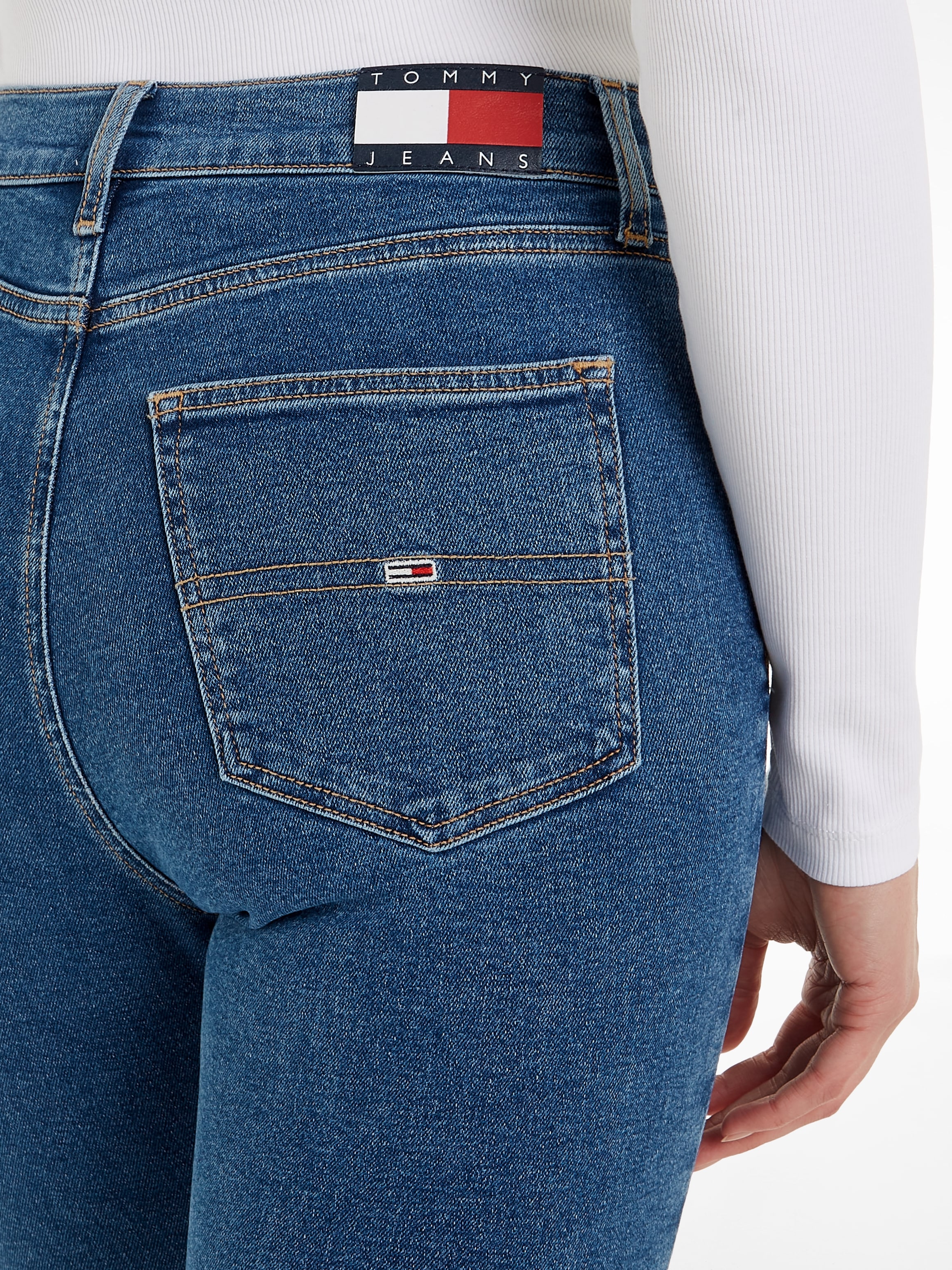 Tommy Jeans Bequeme Jeans »Sylvia«, mit Ledermarkenlabel online bestellen  bei Jelmoli-Versand Schweiz