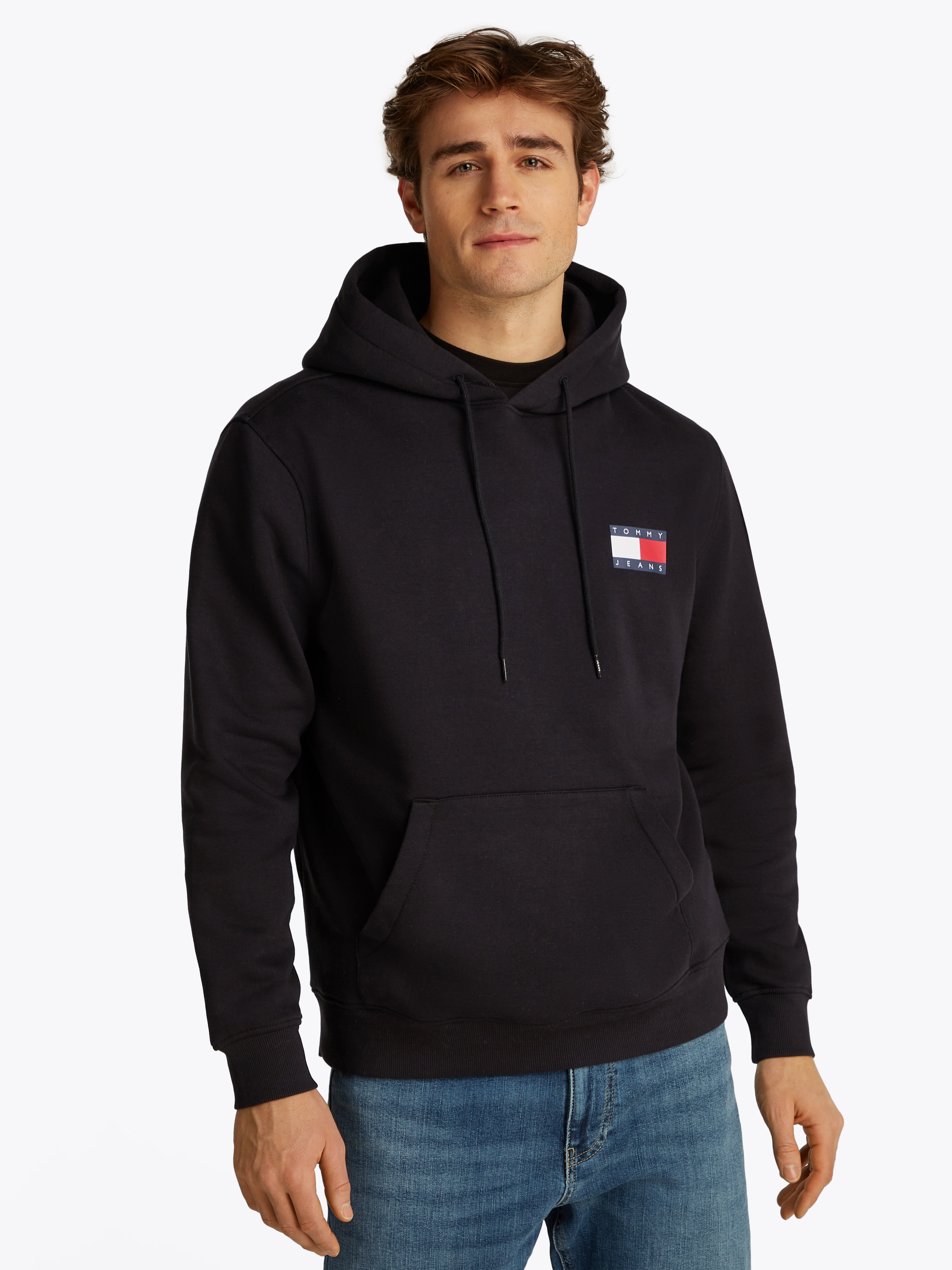 Tommy Jeans Sweatshirt »TJM REG ESSENTIAL FLAG HOOD EXT«, mit bedruckten Markenlogo auf Brusthöhe