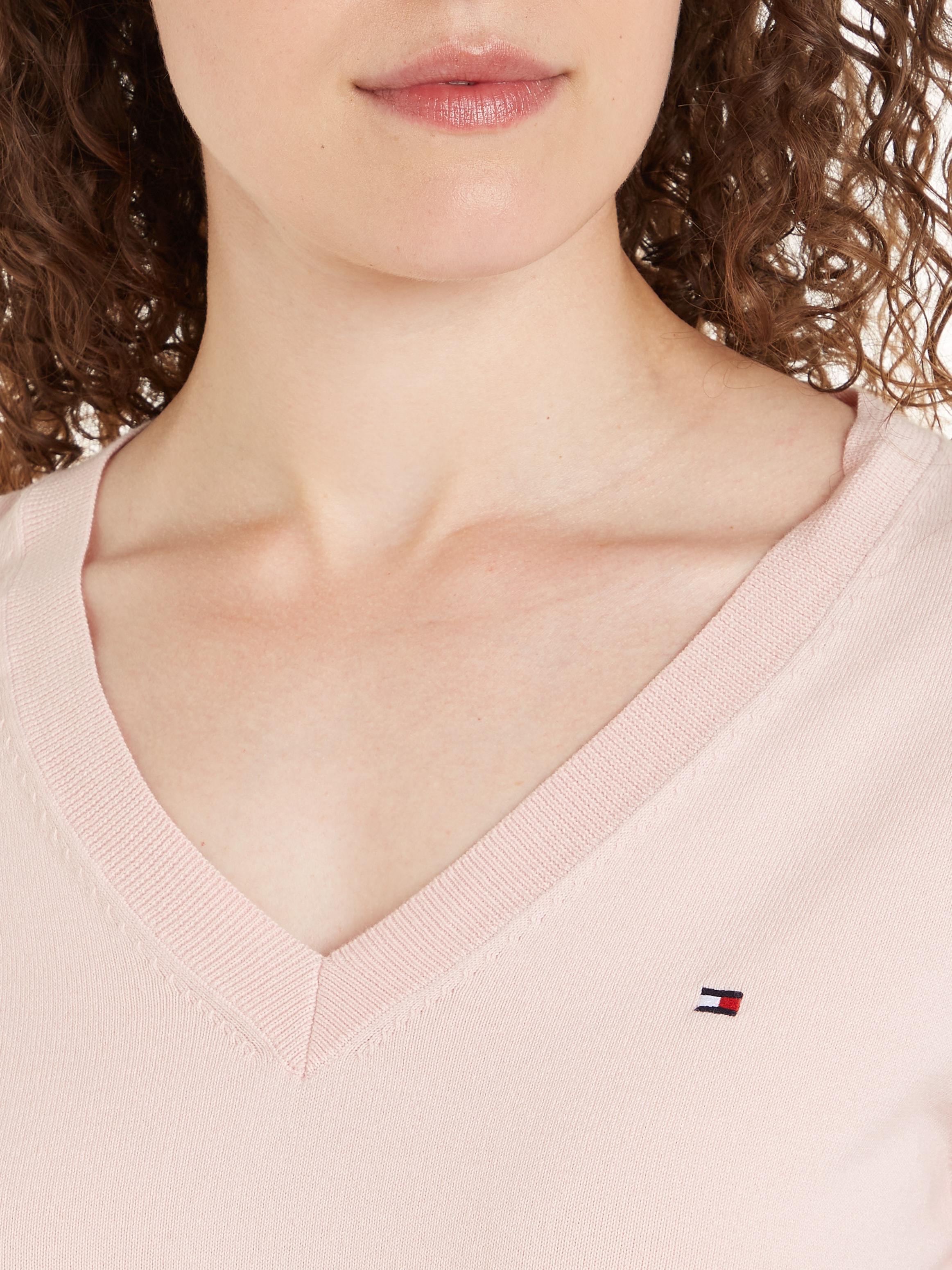 Tommy Hilfiger V-Ausschnitt-Pullover, mit V-Ausschnitt, gestickter Tommy Hilfger Logo-Flag