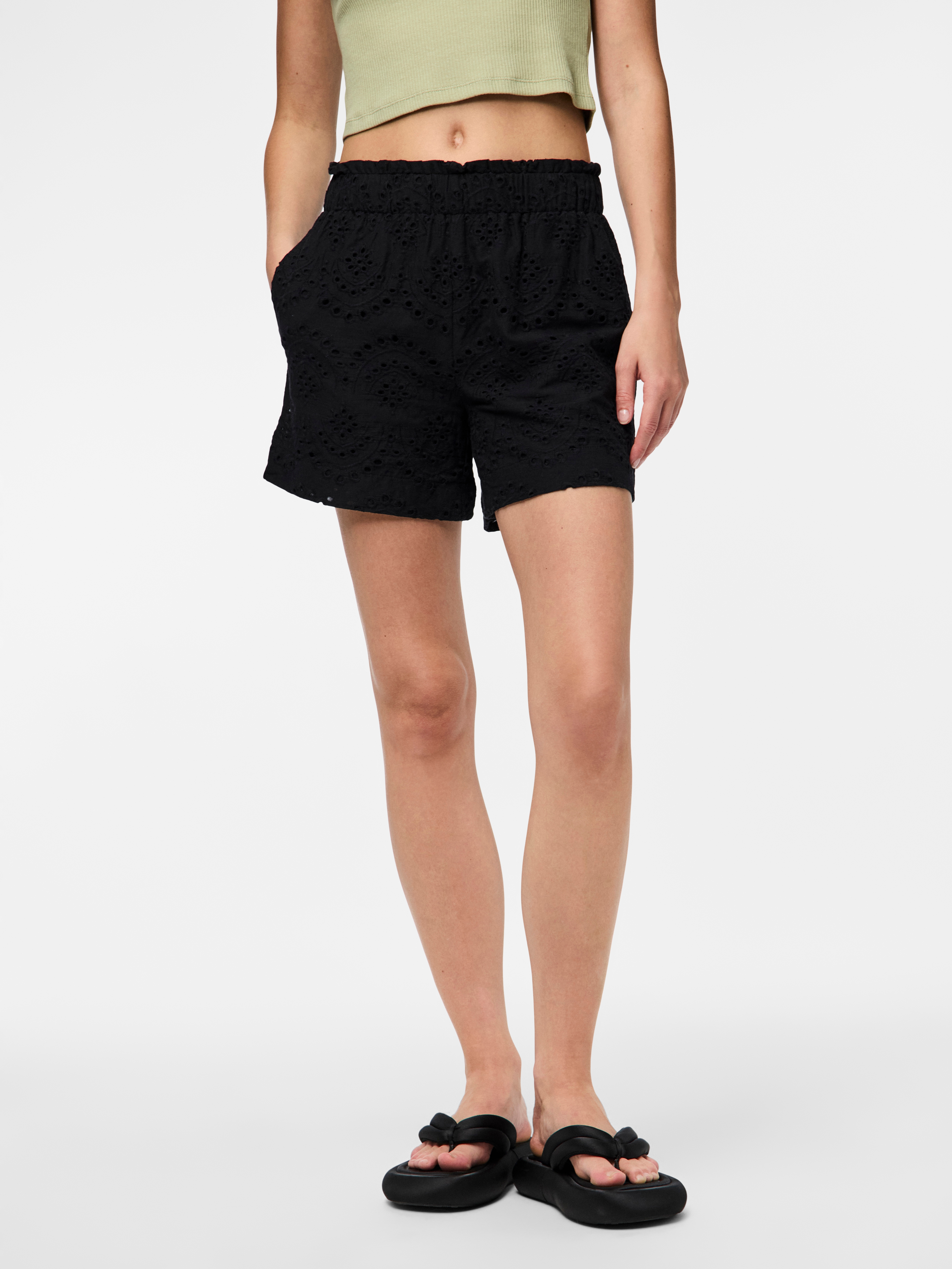 pieces Shorts "PCVILDE MW SHORTS WVN NOOS" mit Lochstickerei