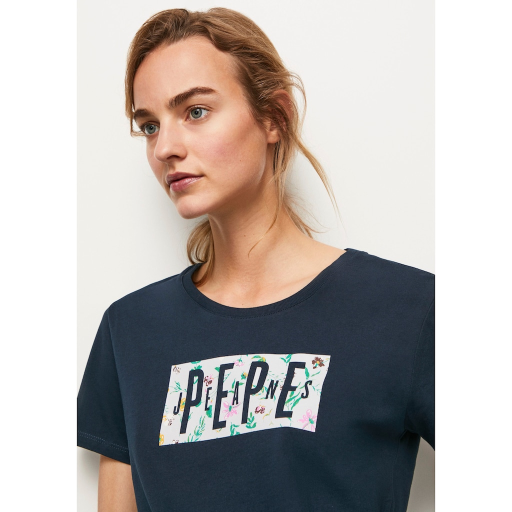 Pepe Jeans T-Shirt »PATSY«, in figurbetonter Passform und mit tollem markentypischem Frontprint