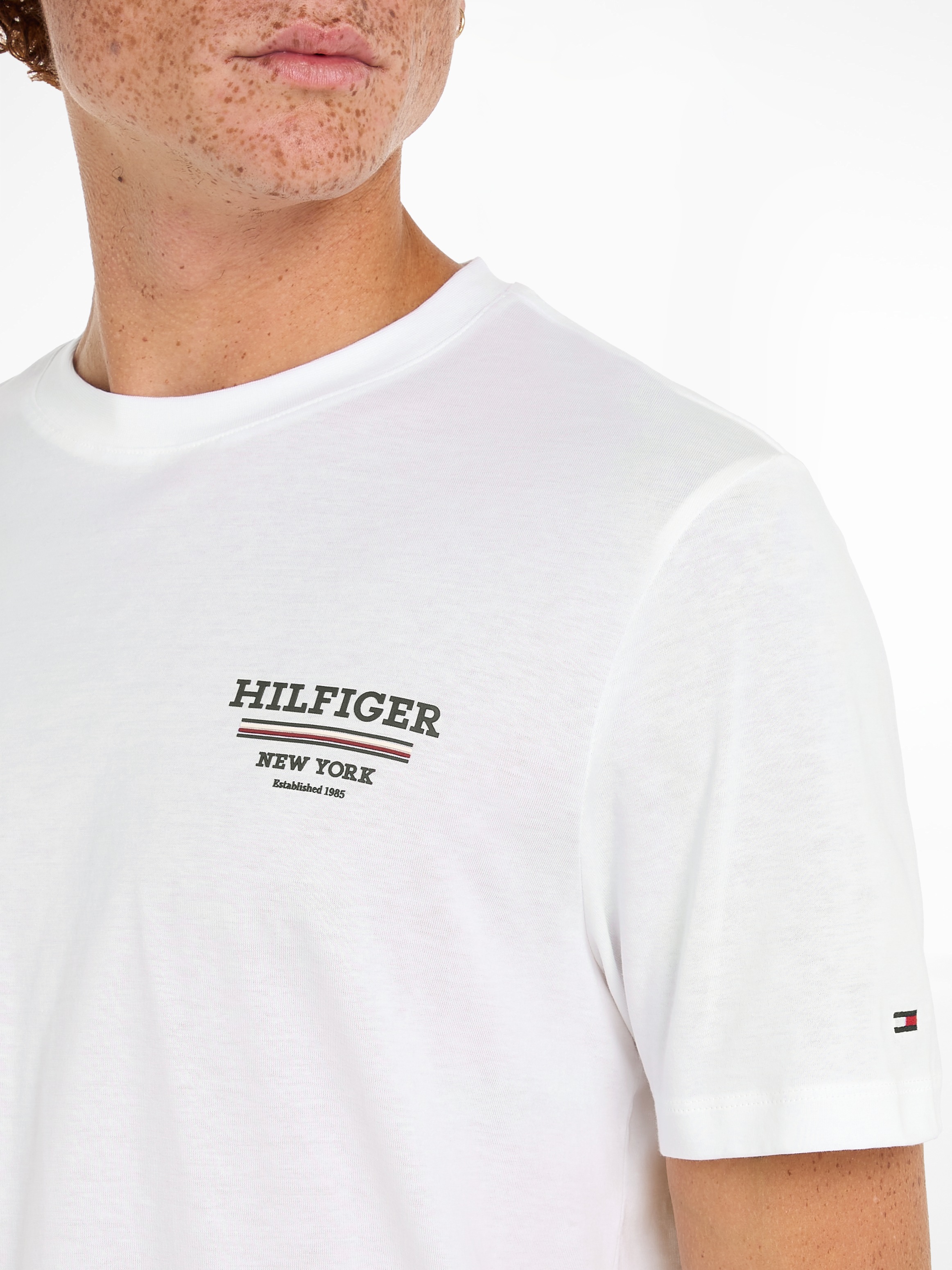 Tommy Hilfiger T-Shirt »HILFIGER GLOBAL STRIPE TEE«, kontrastfarbener Print auf de Brust