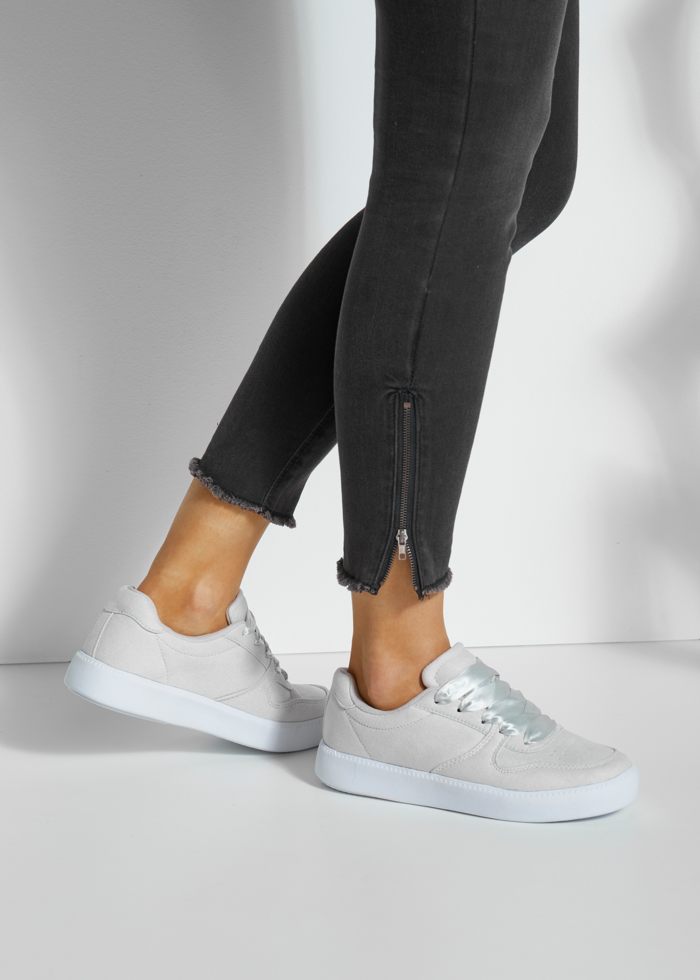 LASCANA Sneaker, Schnürhalbschuh ultraleicht, Satinschnürung, im Retro-Look VEGAN