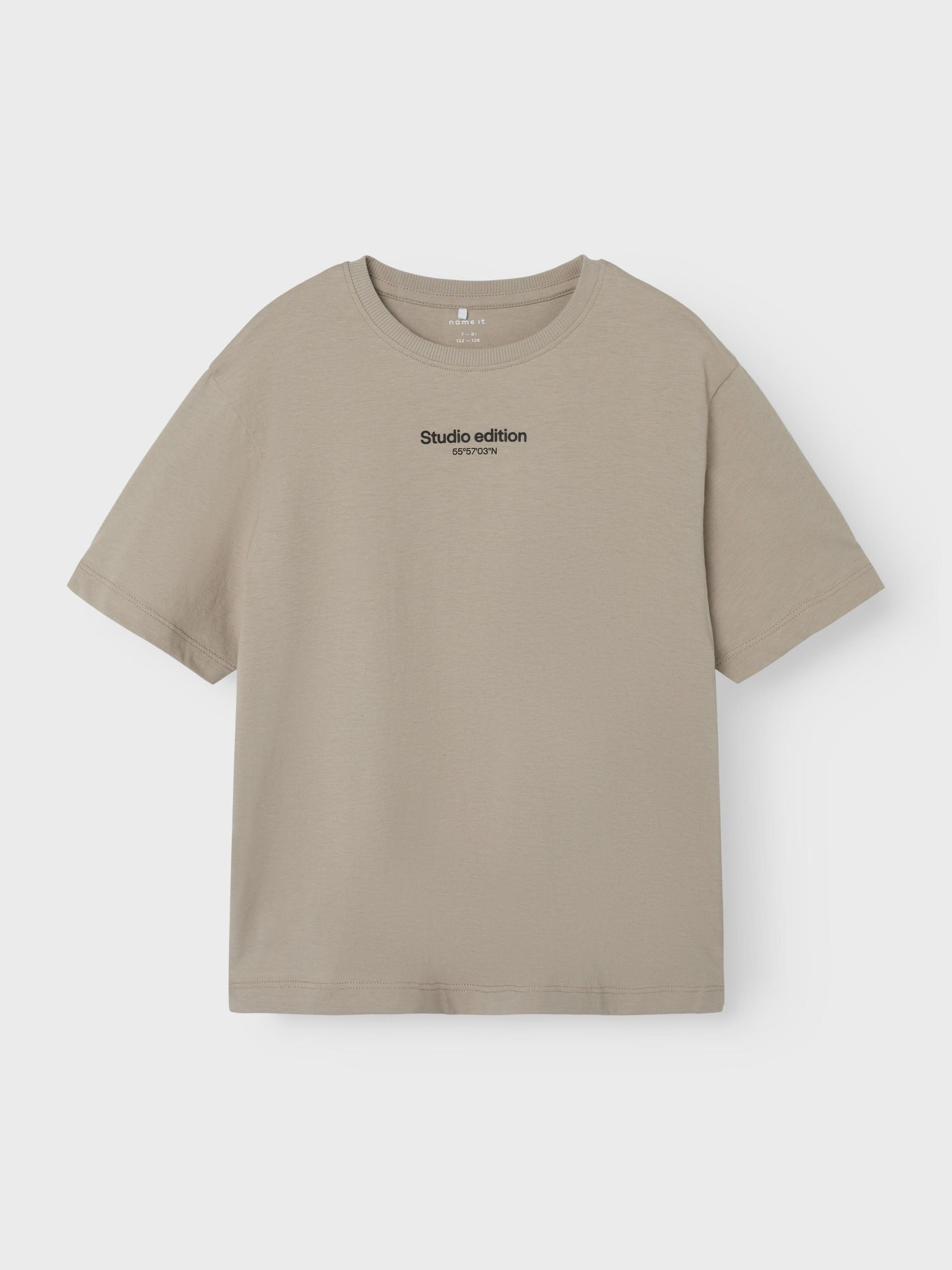 Name It T-Shirt »NKMBRODY SS NREG TOP NOOS«, mit dezentem Frontmotiv