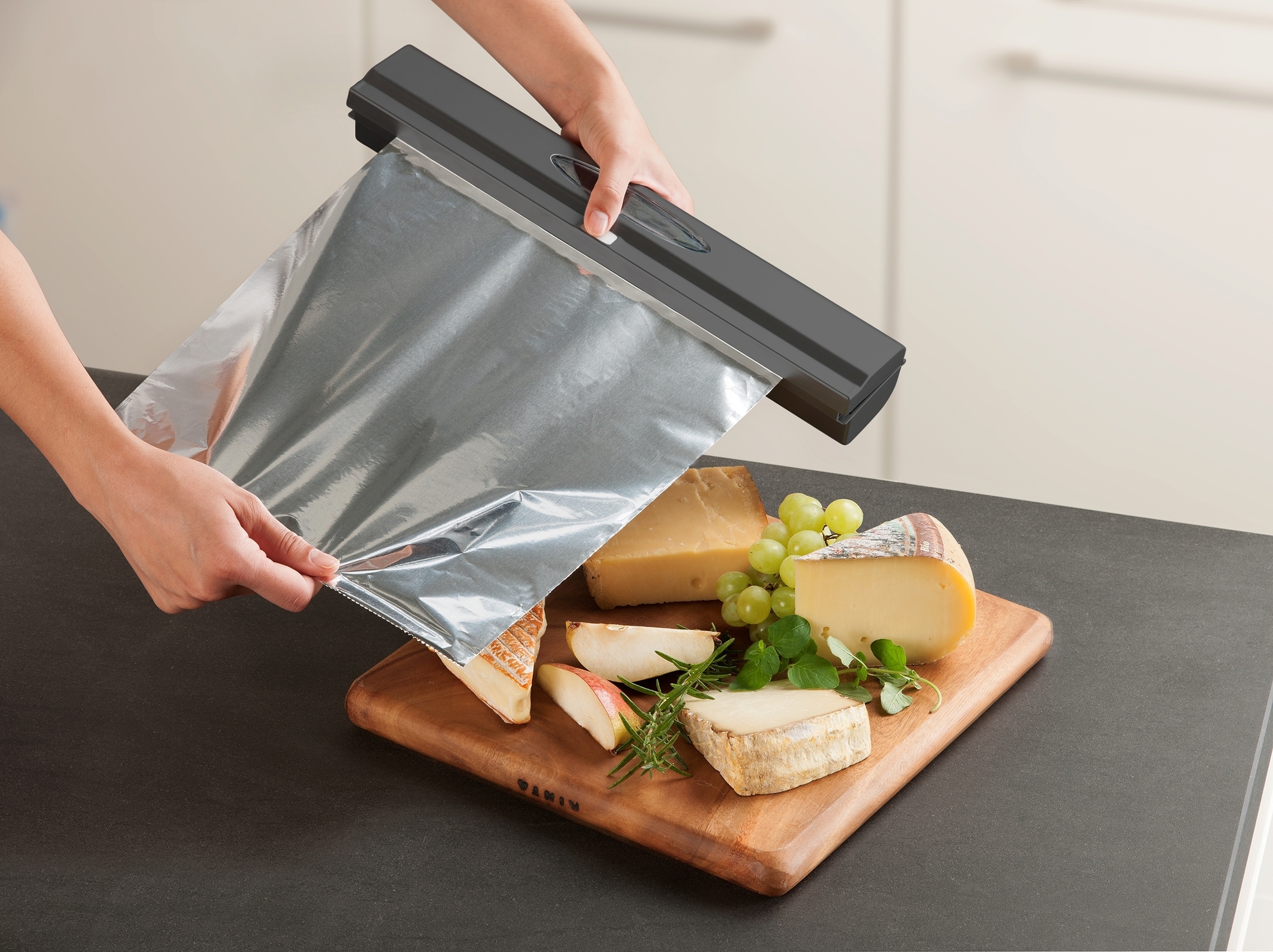 WENKO Folienspender »Modell Perfect-Cutter«, für Folienrollen bis 33 cm Breite, für Alufolien und Frischhaltefolien