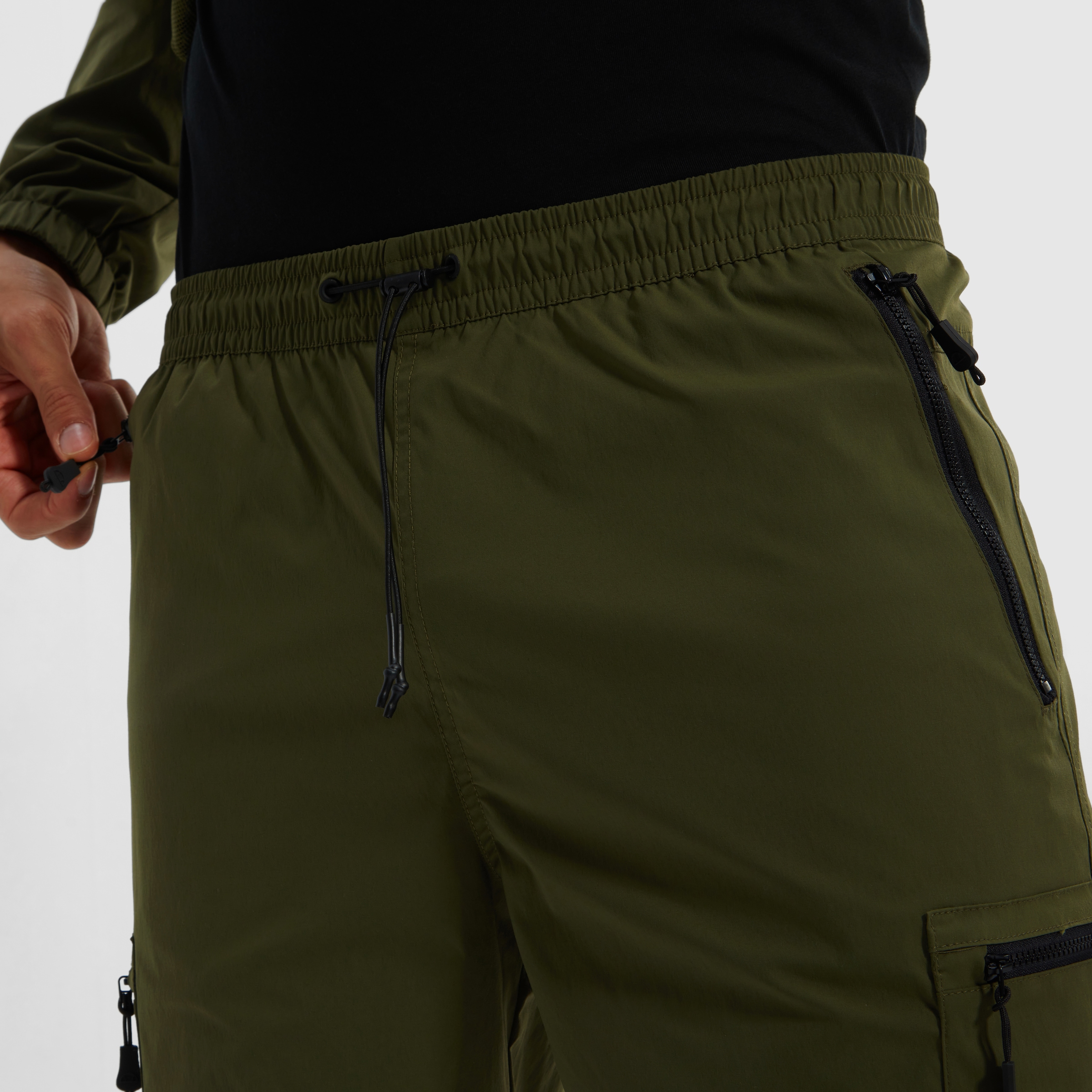 Ellesse Cargoshorts »BULLSEYE CARGO SHORT«, (1 tlg.), mit vielen Reissverschlusstaschen