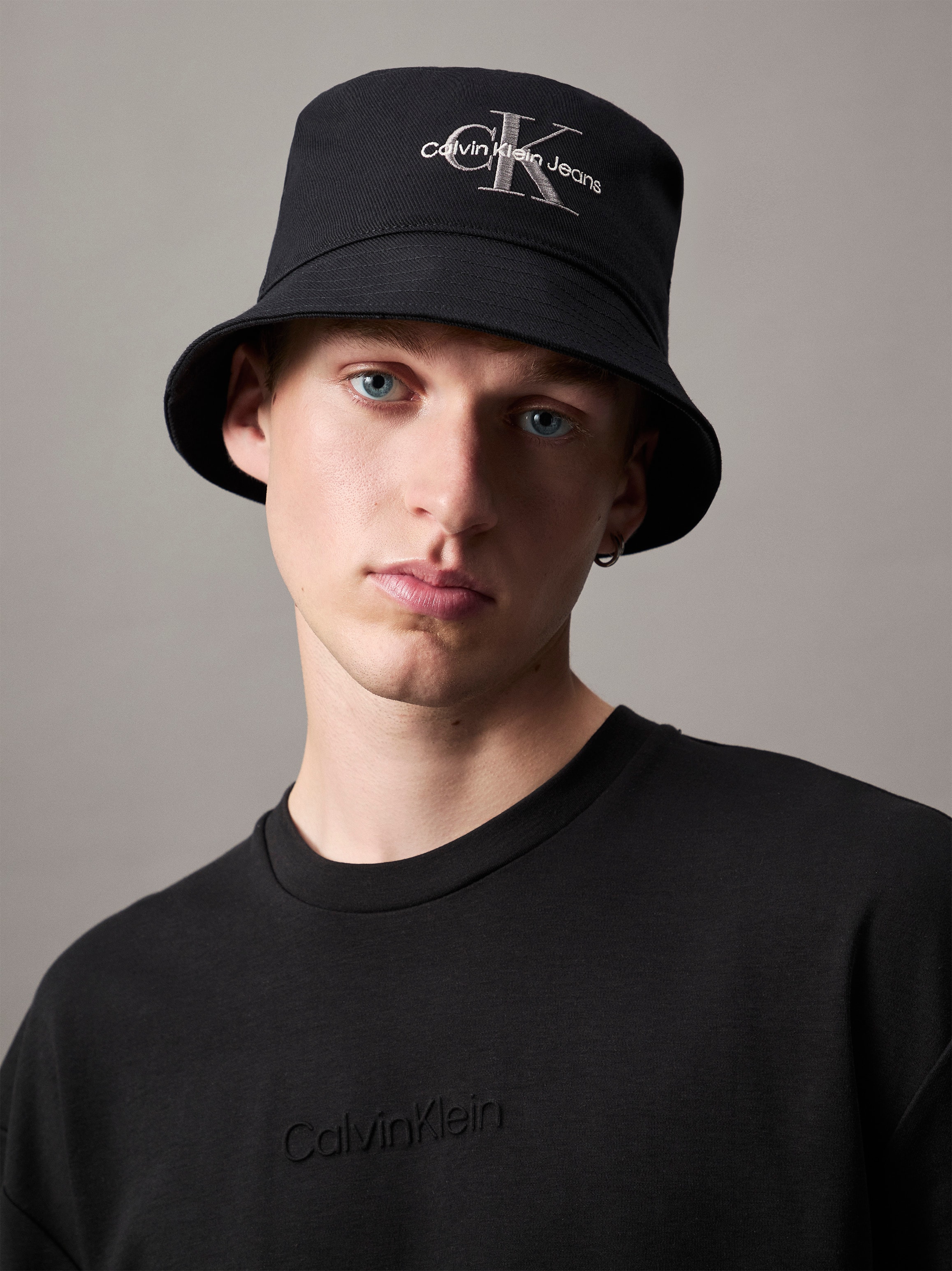 Calvin Klein Jeans Fischerhut "MONOLOGO EMBROIDERY BUCKET HAT"