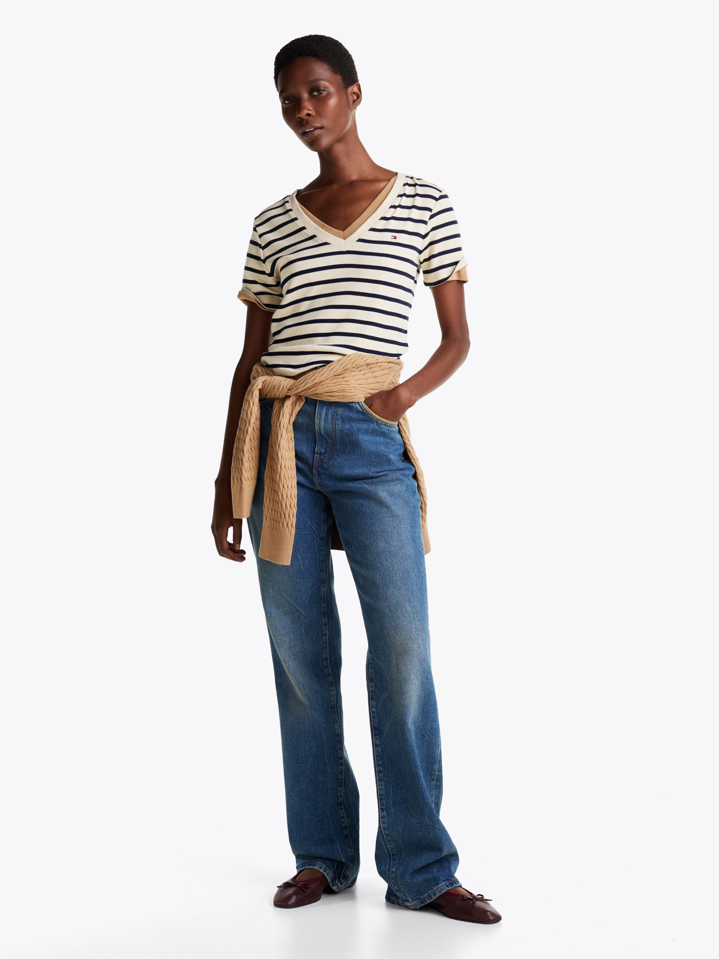 Tommy Hilfiger T-Shirt »SLIM CODY V-NK SS«, mit Logostickerei