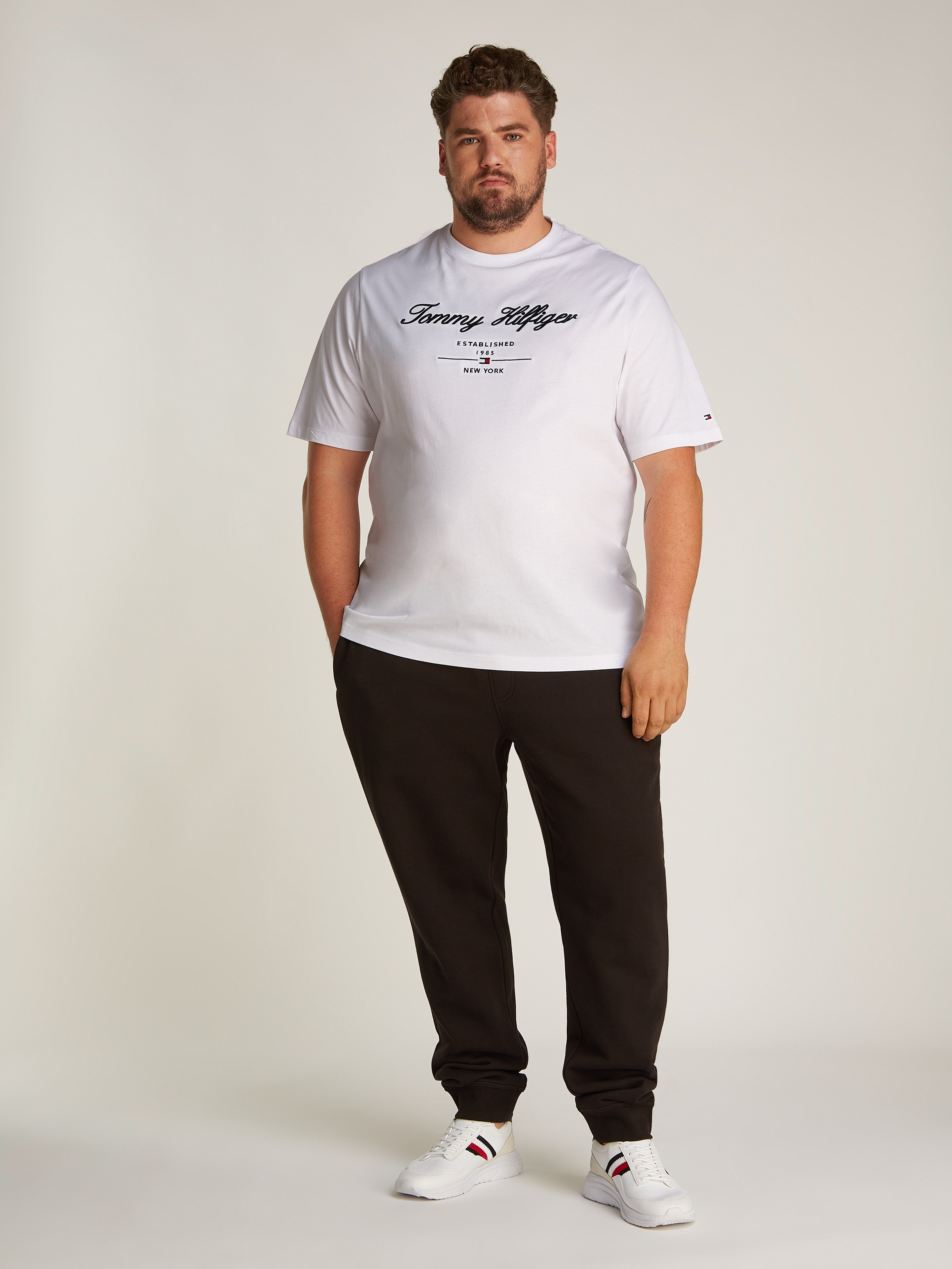 Tommy Hilfiger Big & Tall Rundhalsshirt »BT-SCRIPT LOGO TEE-B«, in Grossen Grössen, Logostickerei