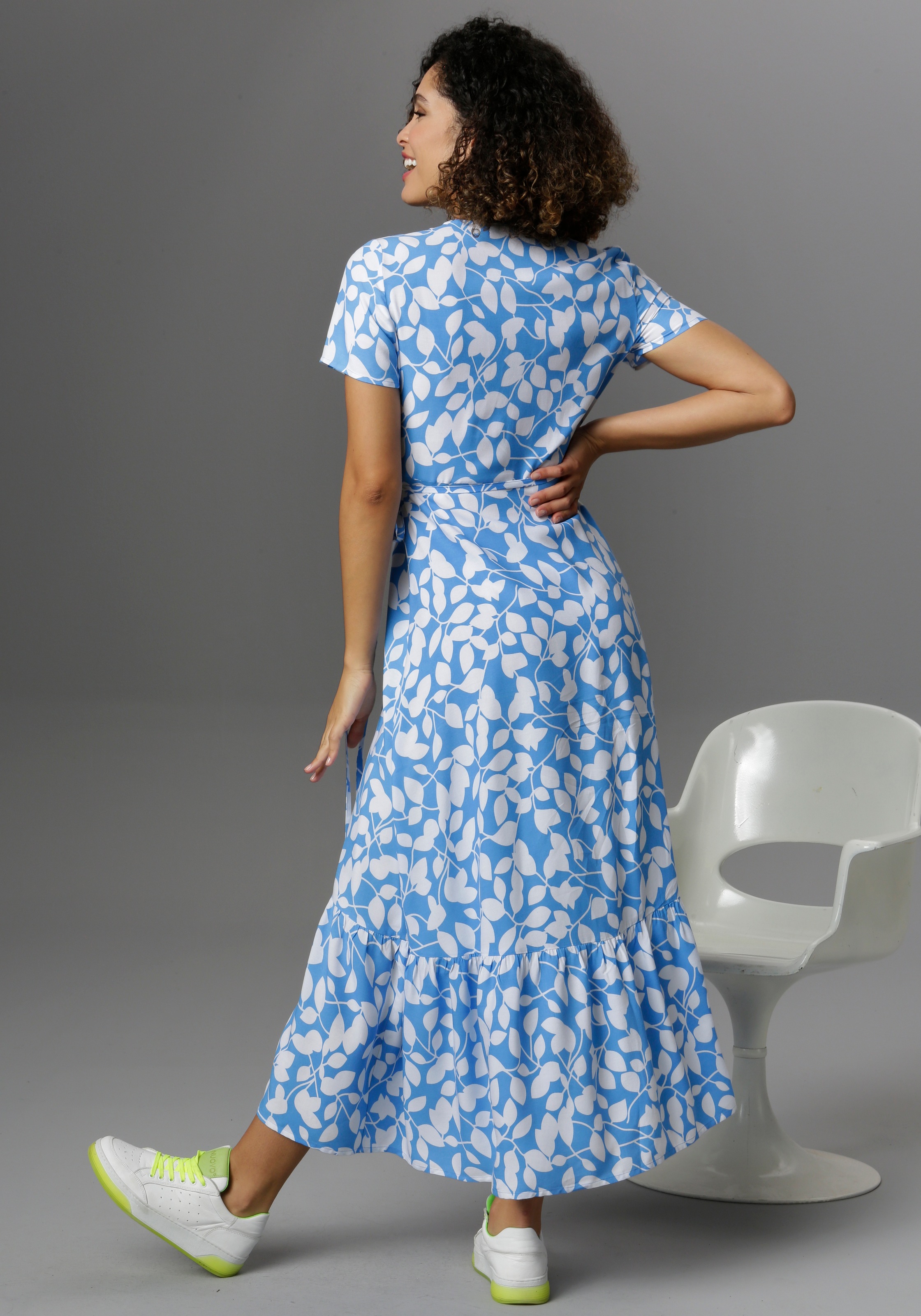 Aniston CASUAL Wickelkleid mit graphischen Blätterdruck