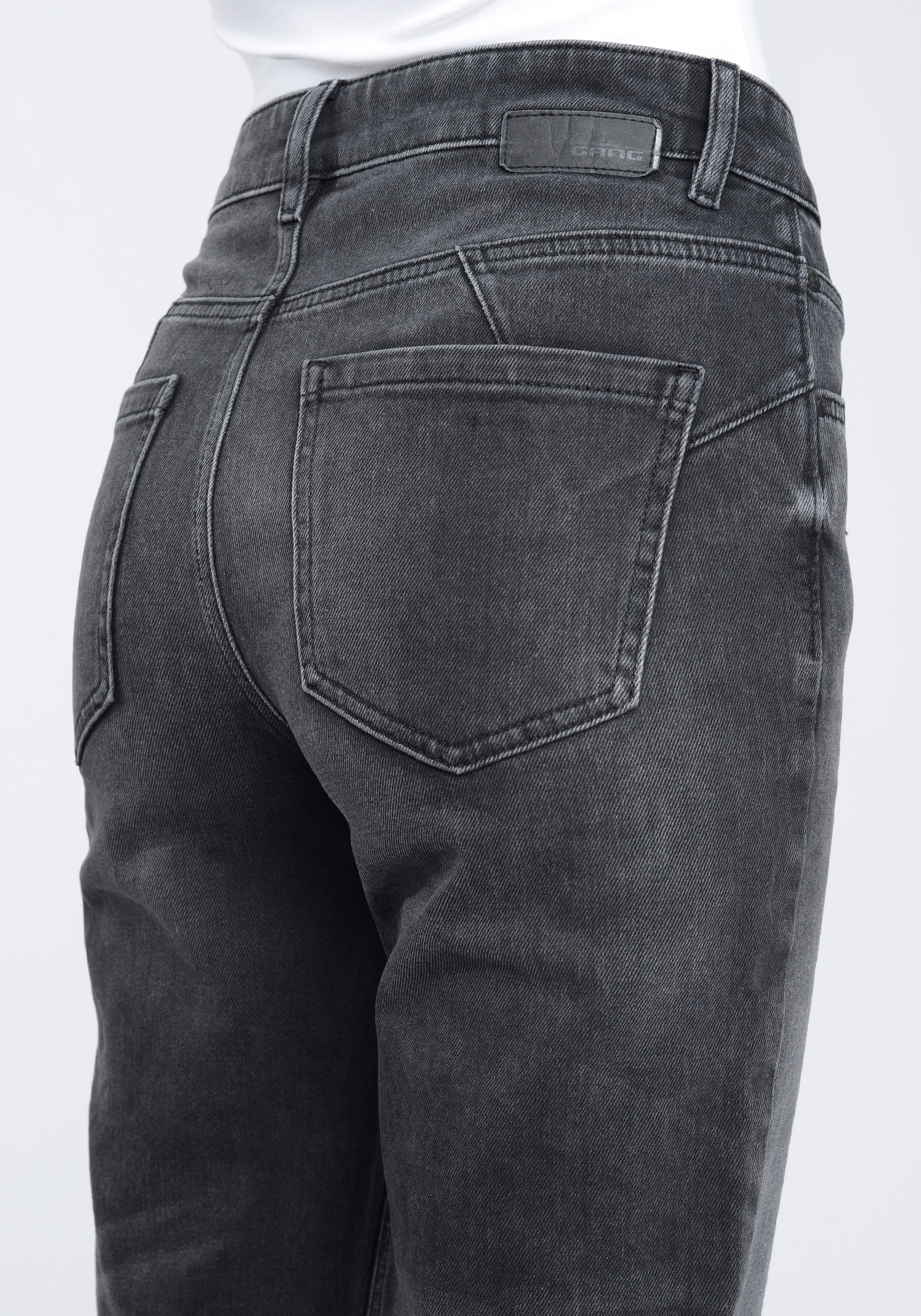 GANG Mom-Jeans »94ORA«, 2-Knopf-Verschluss mit verkürzter Beinlänge online  bestellen bei Jelmoli-Versand Schweiz
