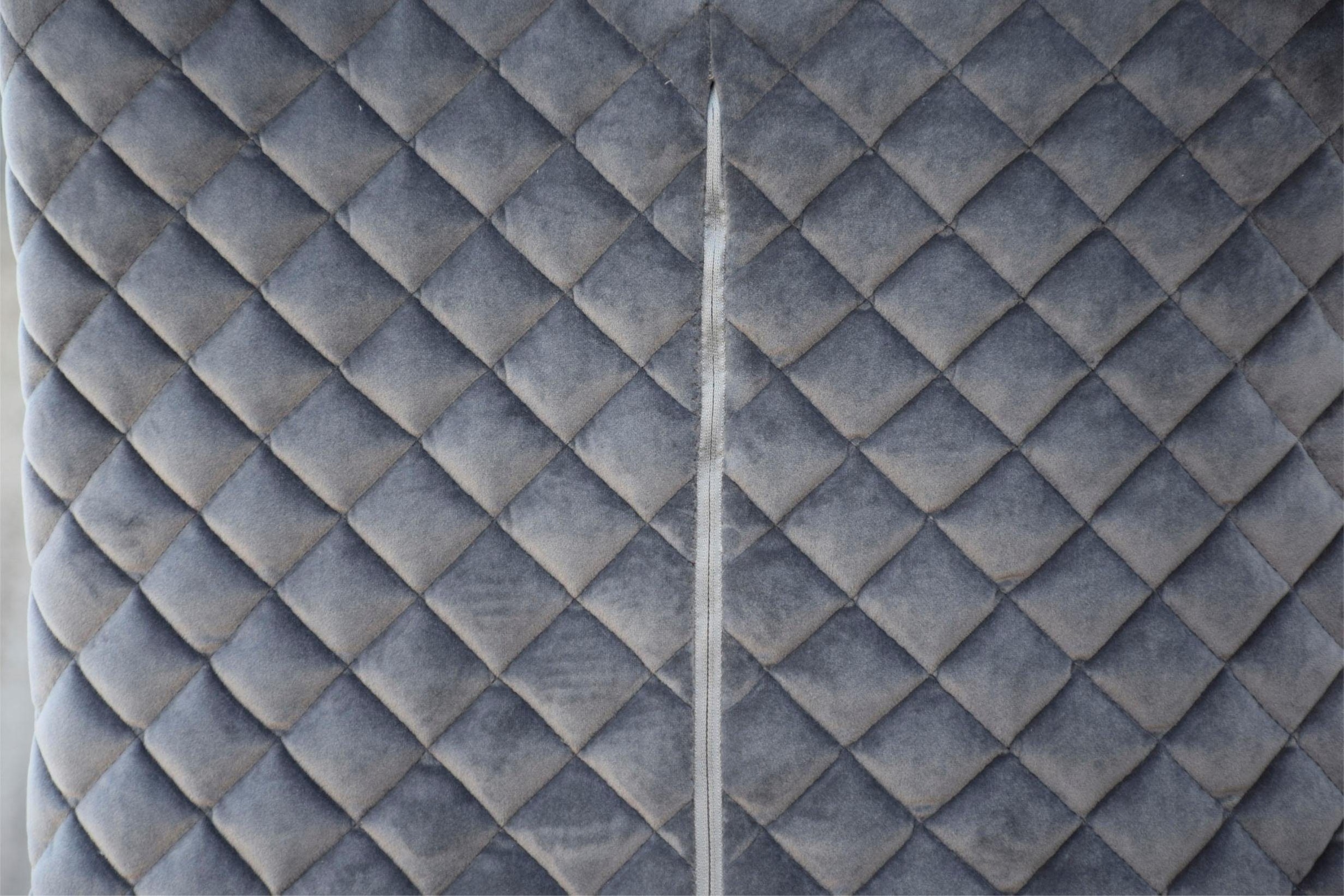 Leonique Esszimmerstuhl »Vence«, (Set), 2 St., Luxus-Microfaser, mit Rautensteppung in der Rückenlehne, Beine aus massiver Eiche