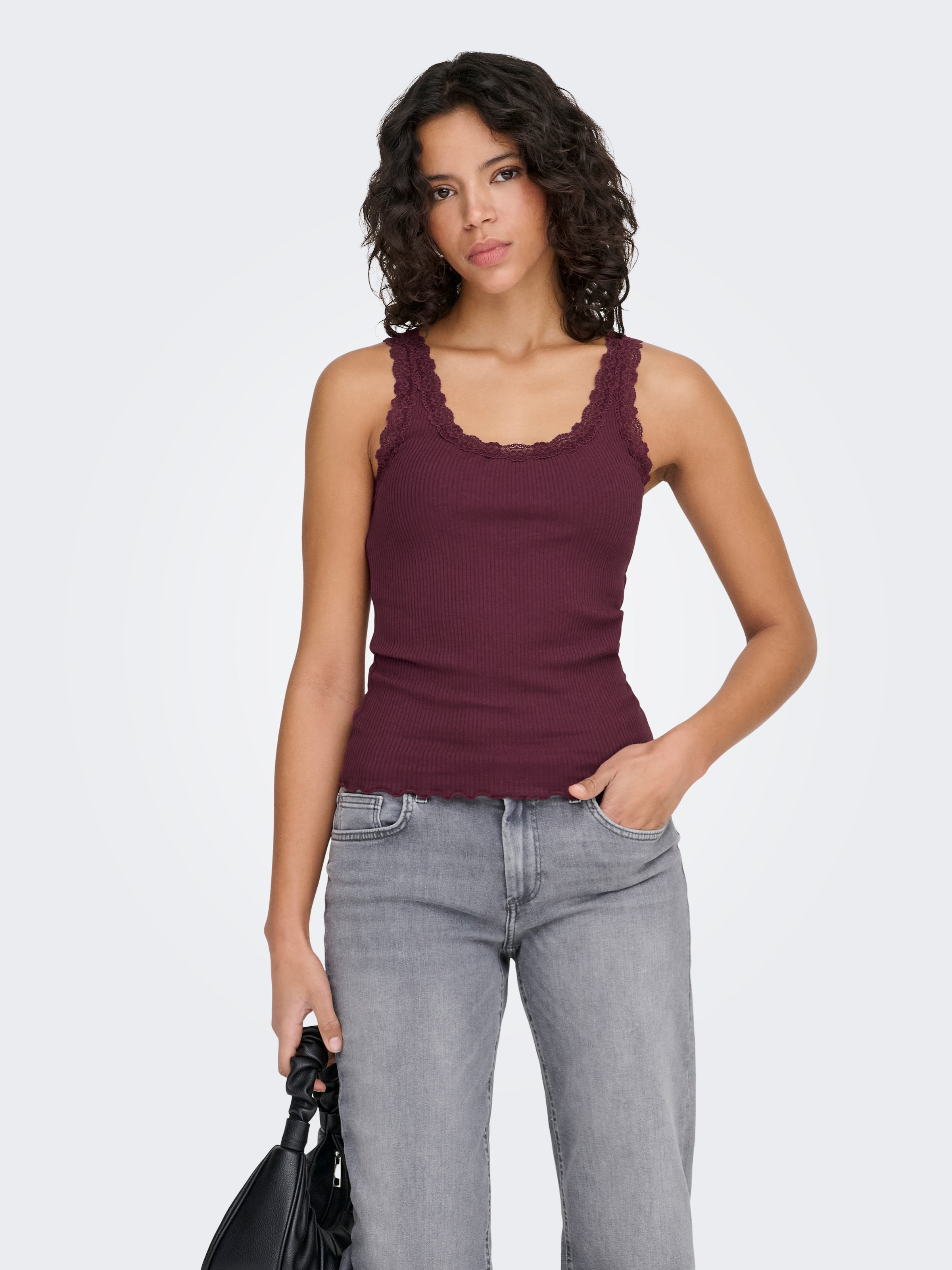 ONLY Tanktop »ONLSARA – Tanktop mit Spitzendetail am Ausschnitt« Baumwollmischung, regular fit