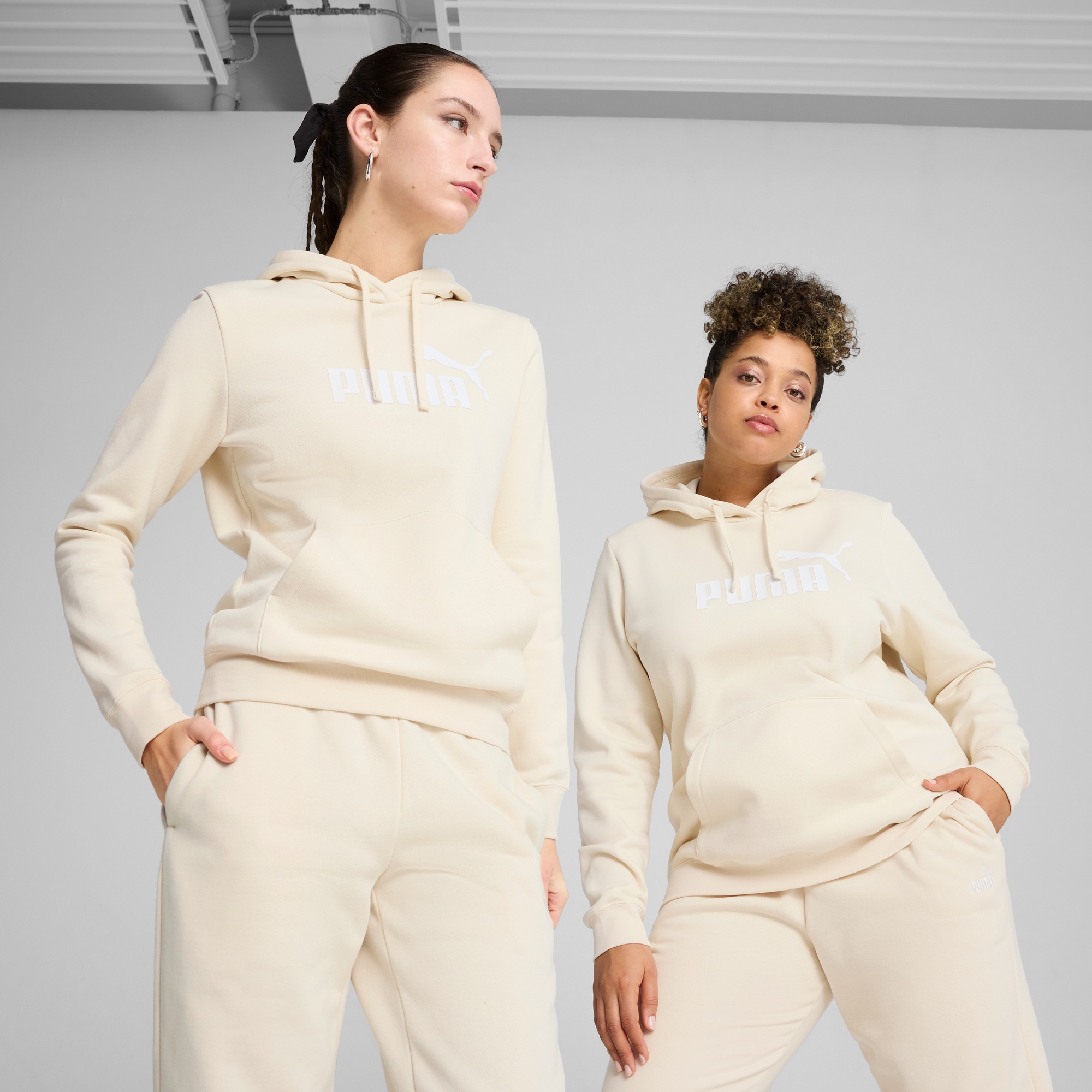 PUMA Kapuzensweatshirt »ESS NO. 1 LOGO HOODIE FL (S)«, mit verstellbarer Kapuze, mit Kängurutasche, Regular Fit