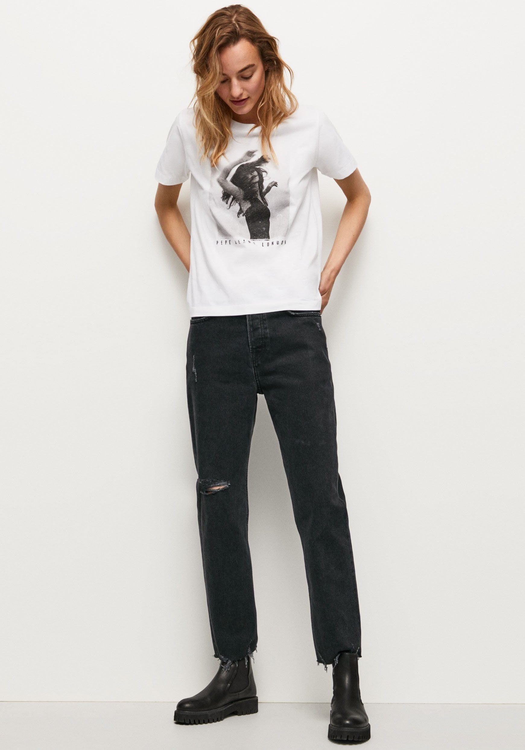 Pepe Jeans T-Shirt Schweiz markentypischem in tollem »SONYA«, Frontprint Passform kaufen online figurbetonter und bei mit Jelmoli-Versand