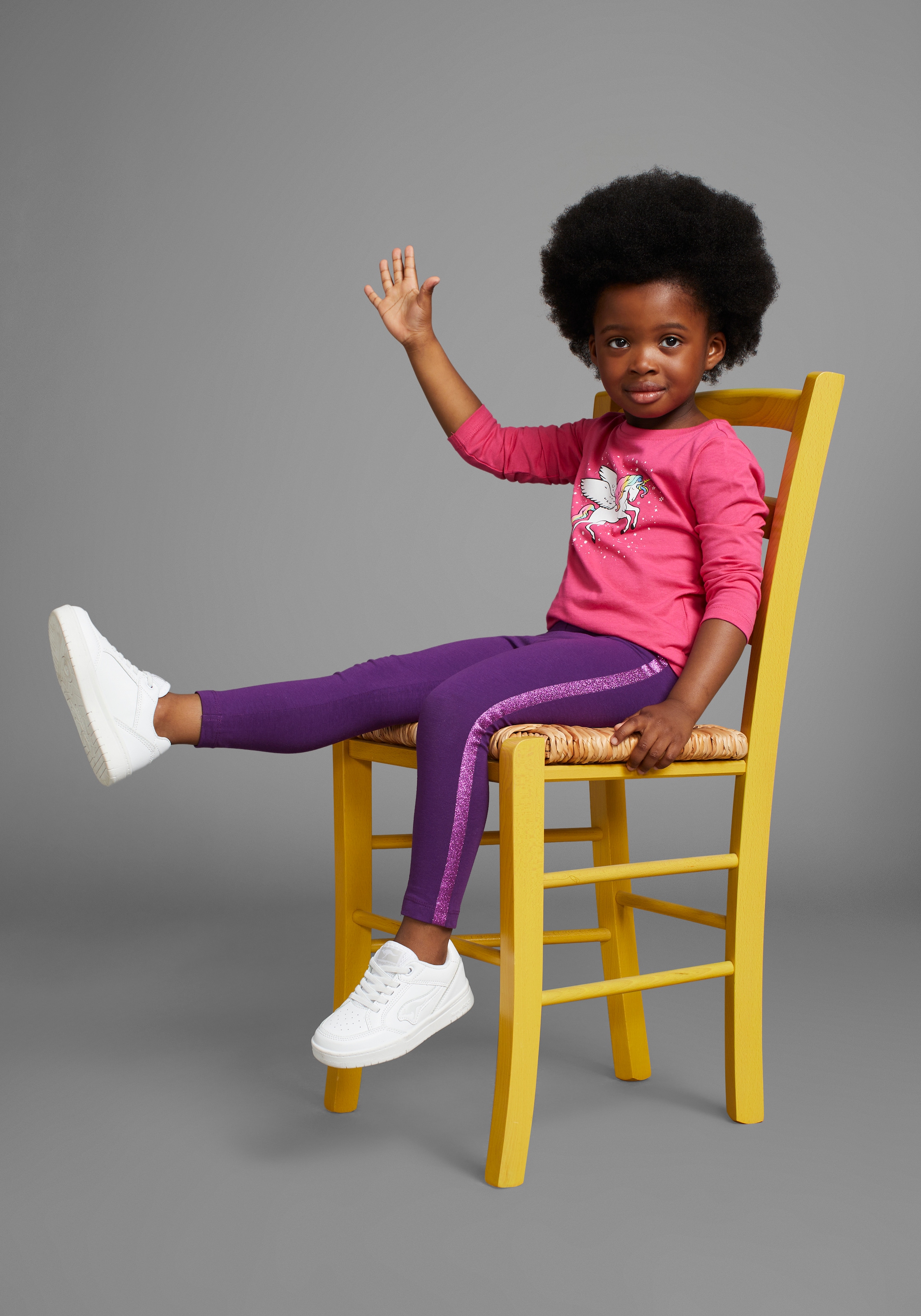 KIDSWORLD Langarmshirt »mit süssem Einhorn Druck«, langärmlig, hüftlange Passform, stylischer Druck