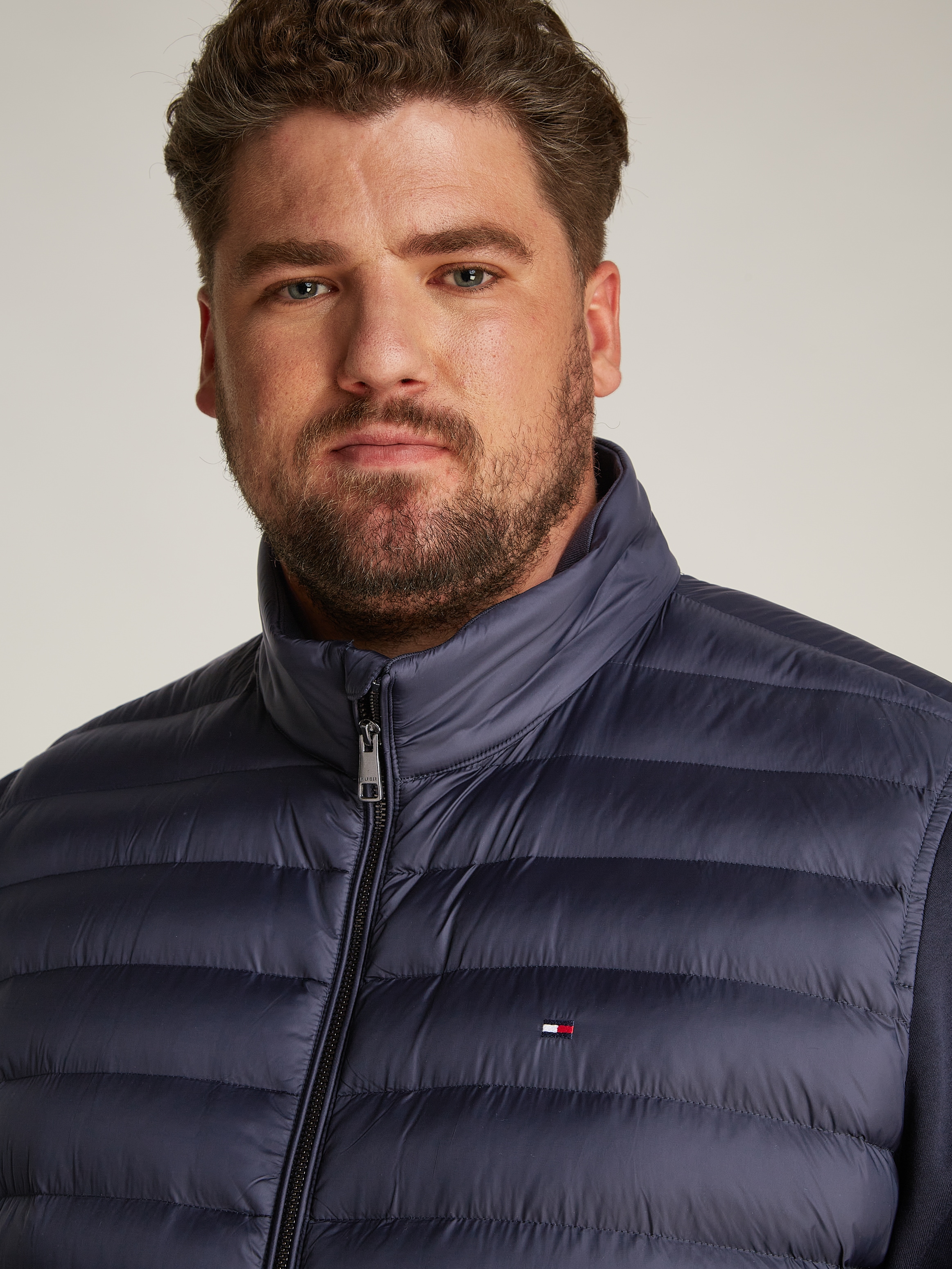 Tommy Hilfiger Big & Tall Collegejacke »BT-MIX MEDIA STAND CLLR-B«, in Grossen Grössen, mit gesteppten Einsatz vorne