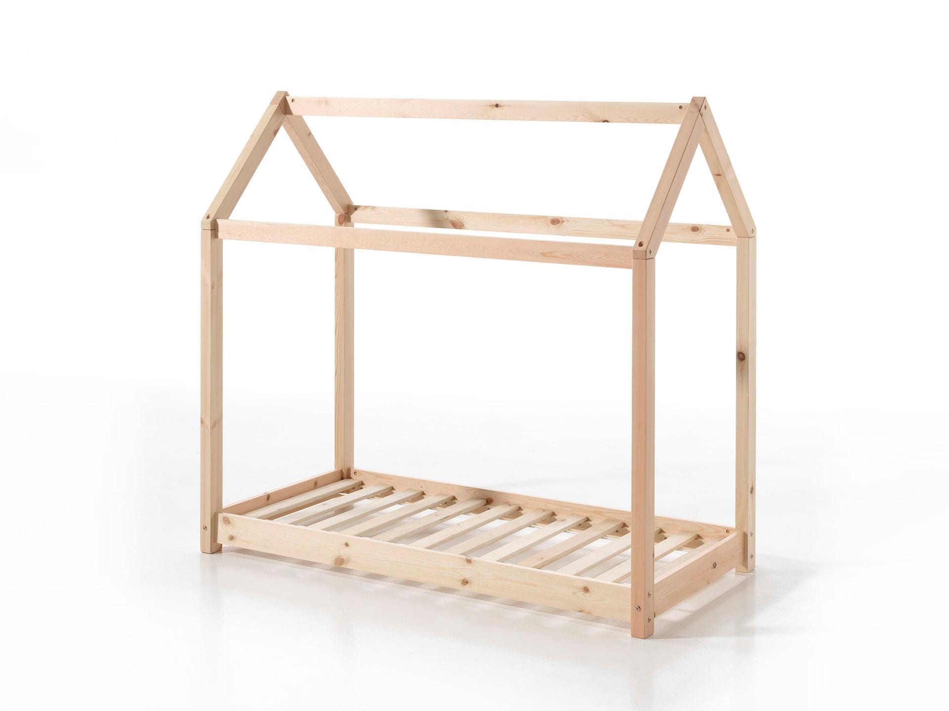 Vipack Kinderbett »Cabane, Kiefer massiv, Made in Europe, inklusive Rolllattenrost«, (B/H/T ca. 206x143x98cm, wahlweise in 2 Farben und 2 Grössen erhältlich), Bodenfreiheit ca. 2,5 cm zur besseren Belüftung, stabil gebaut