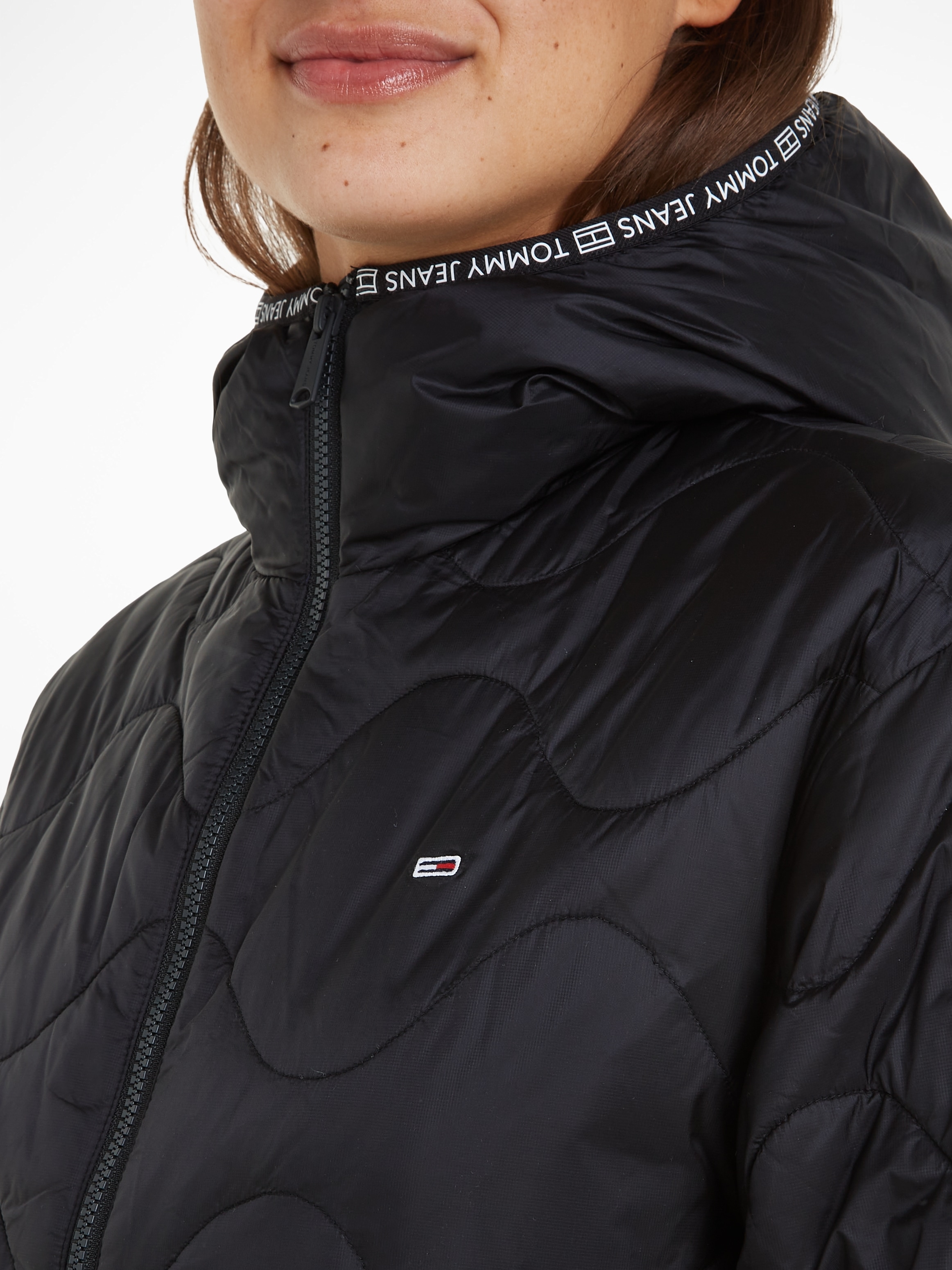Tommy Jeans Curve Steppjacke »TJW QUILTED TAPE HOOD PUFFER EXT«, mit Kapuze, mit Logostickerei