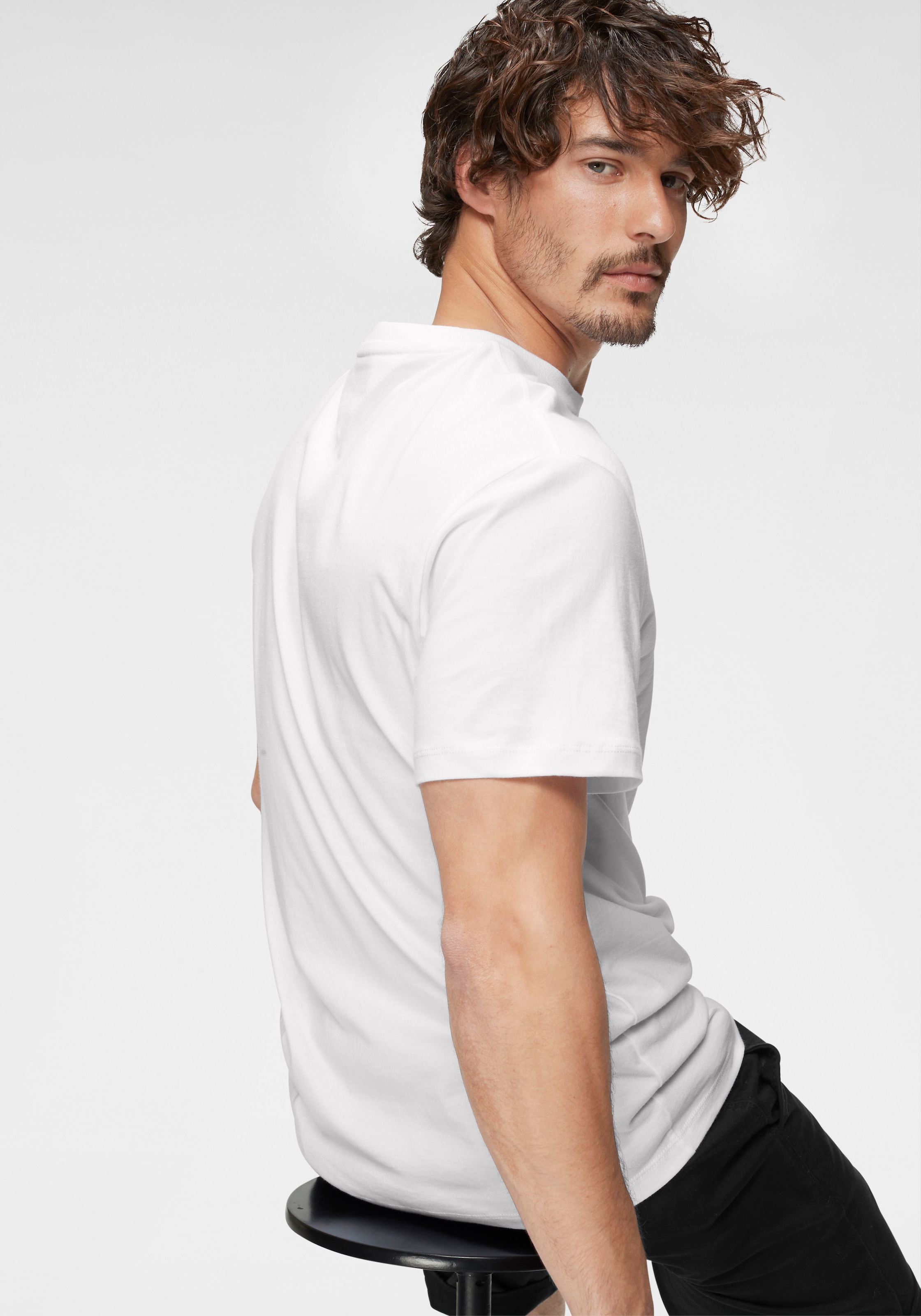 Tommy Jeans T-Shirt »TJM CLASSIC JERSEY C NECK«, mit Logostickerei