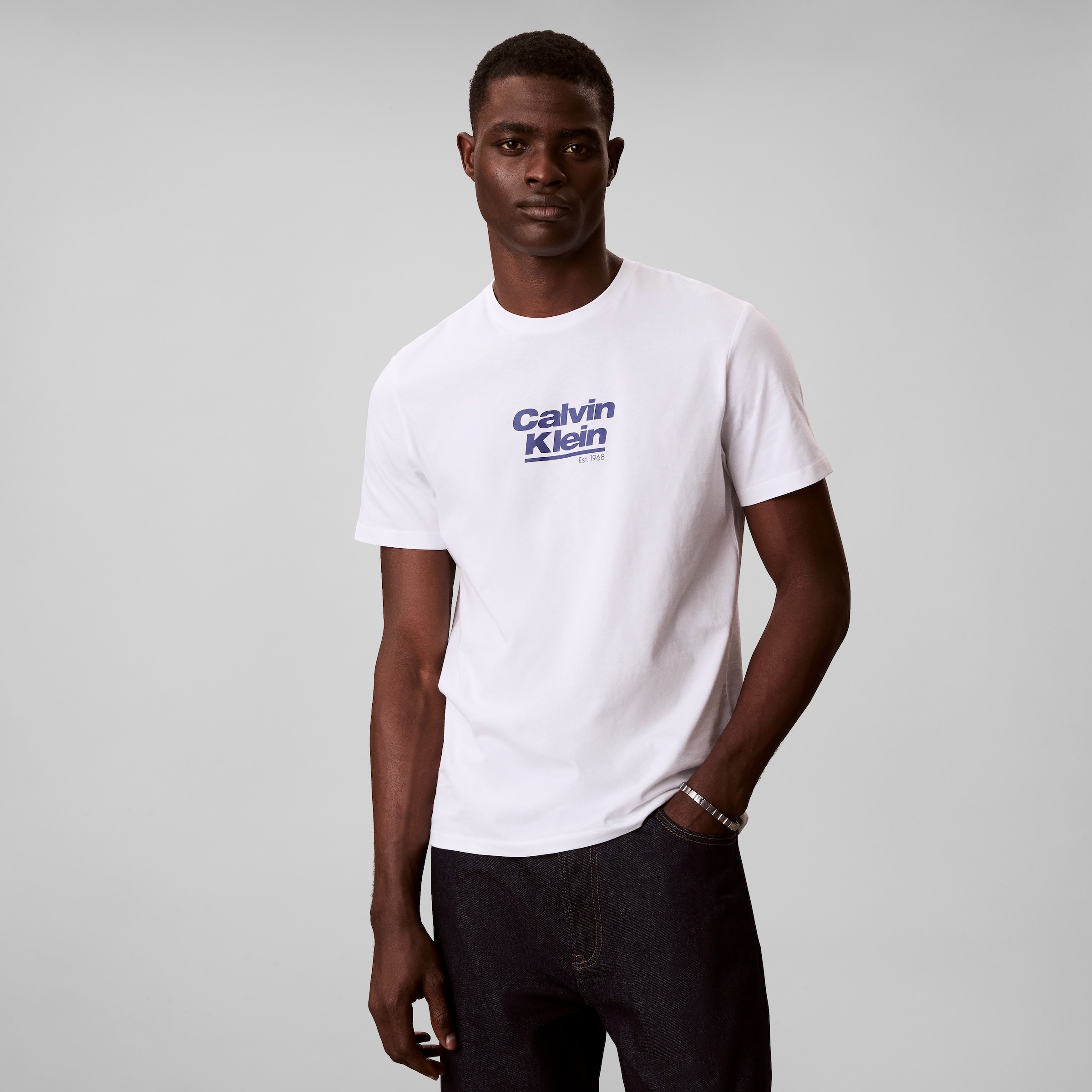 Calvin Klein Jeans T-Shirt Rundhalsausschnitt, Regular Fit, Logoschriftzug