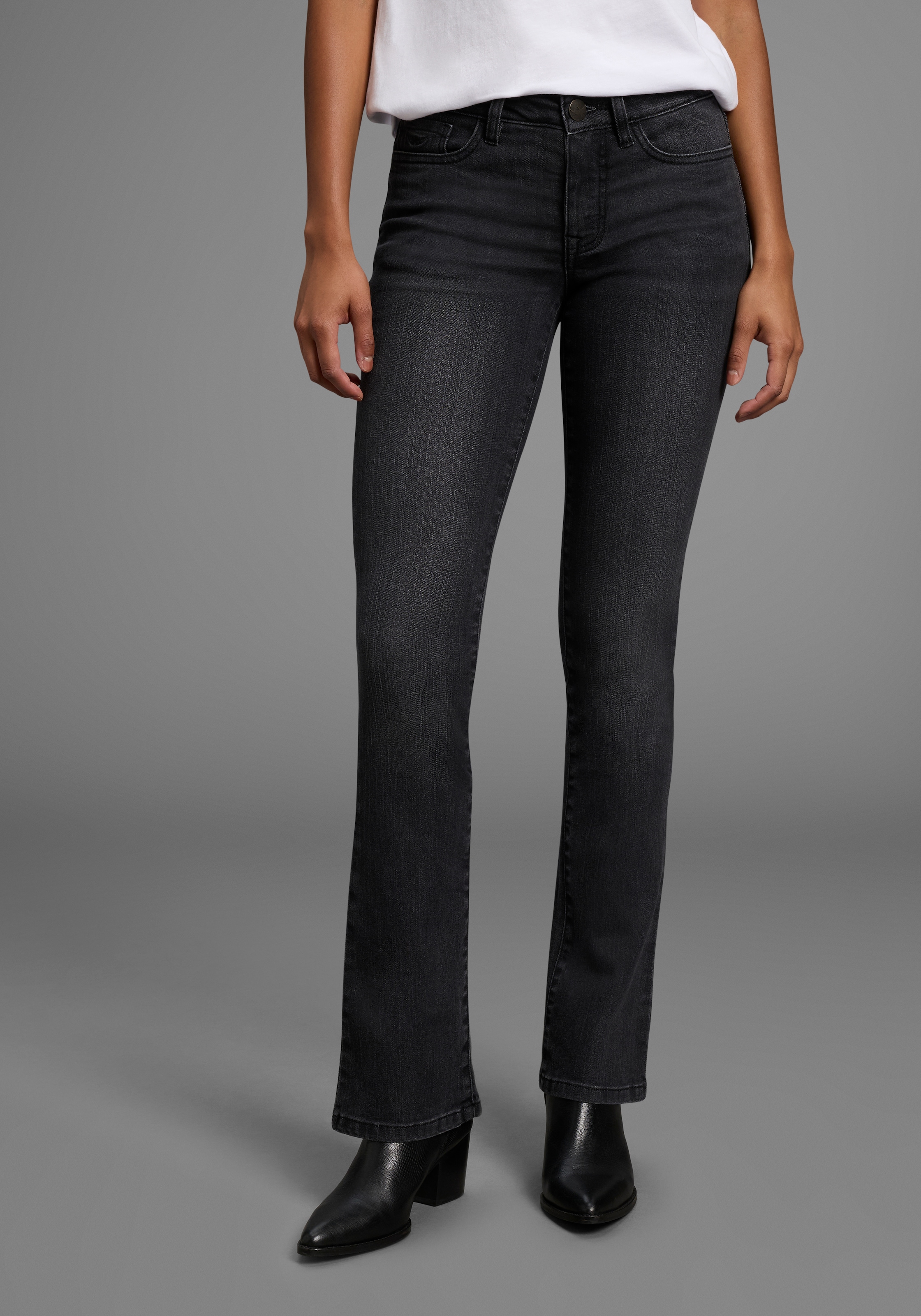 Arizona Bootcut-Jeans »Baby-Boot« Bootcut-Stil, figurbetonte Passform, mit Used-Effekten