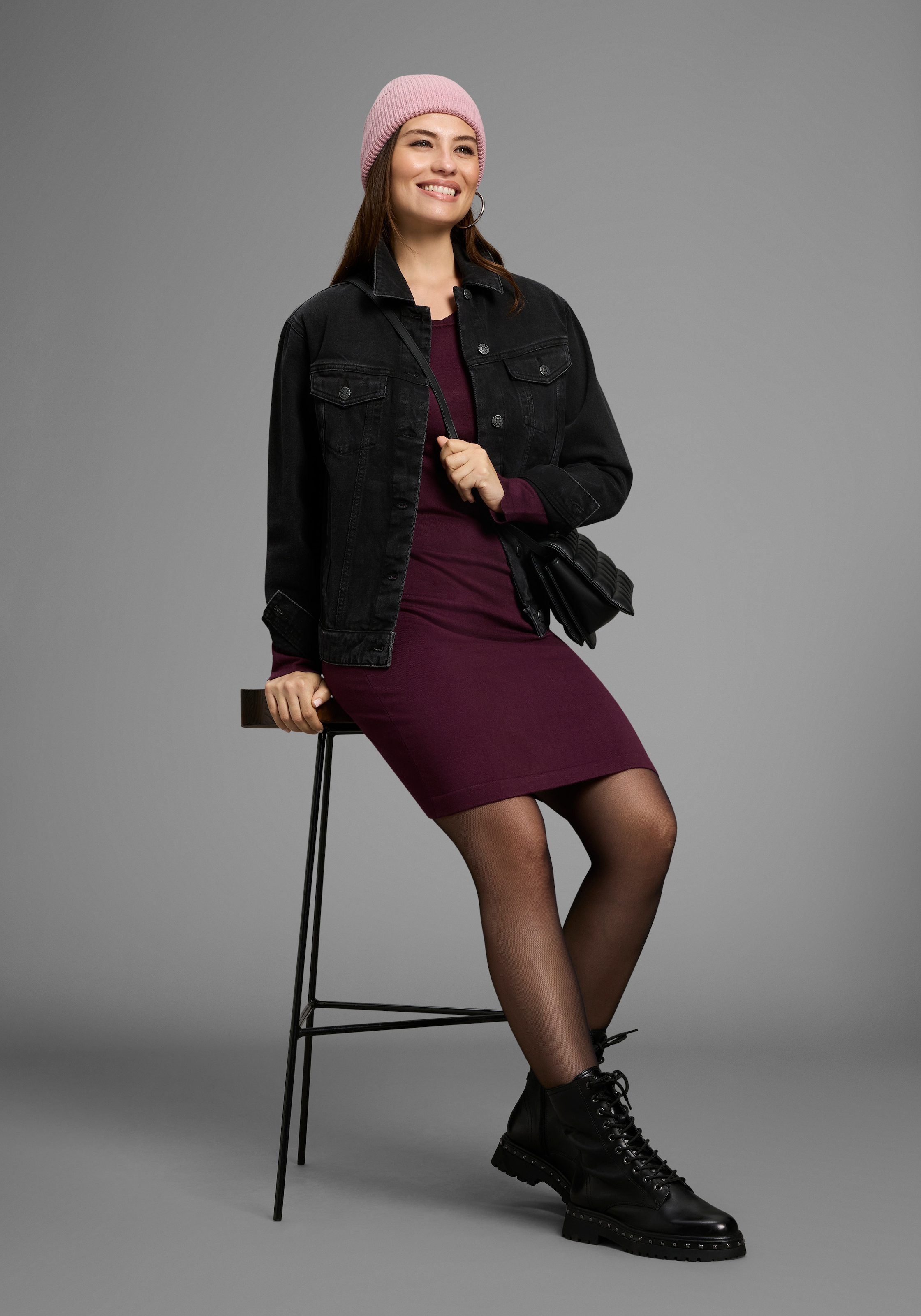 Laura Scott Strickkleid, figurbetont und kurz - mit femininer Wellenkante