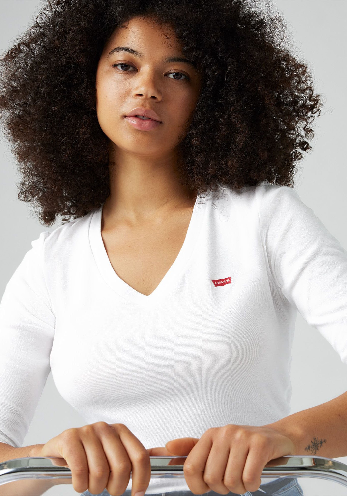 Levi's® Langarmshirt »ESSENTIAL HM LS VNECK«, mit Logo Stickerei