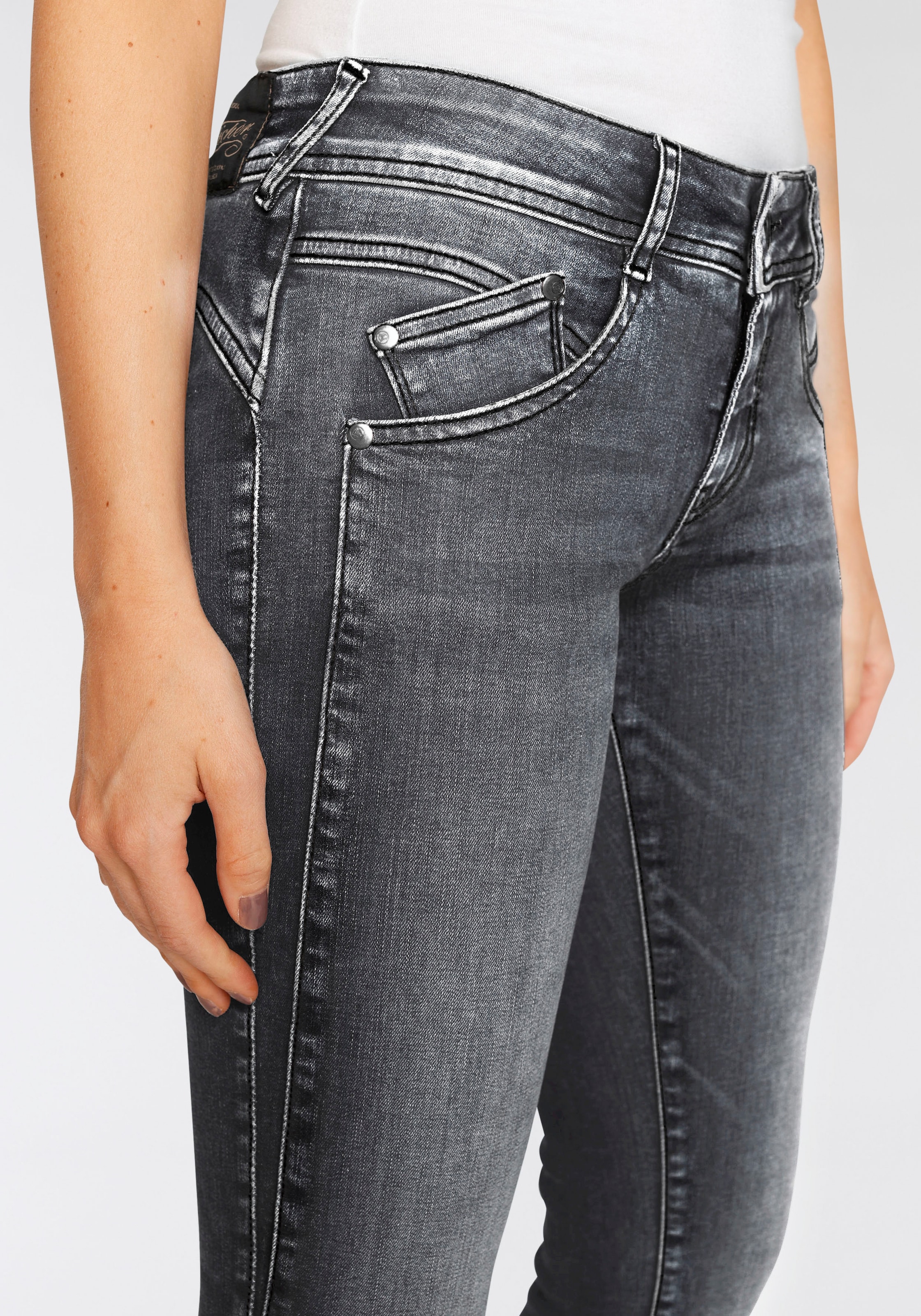 Herrlicher Slim-fit-Jeans »GINA RECYCLED DENIM«, mit seitlichem Keileinsatz