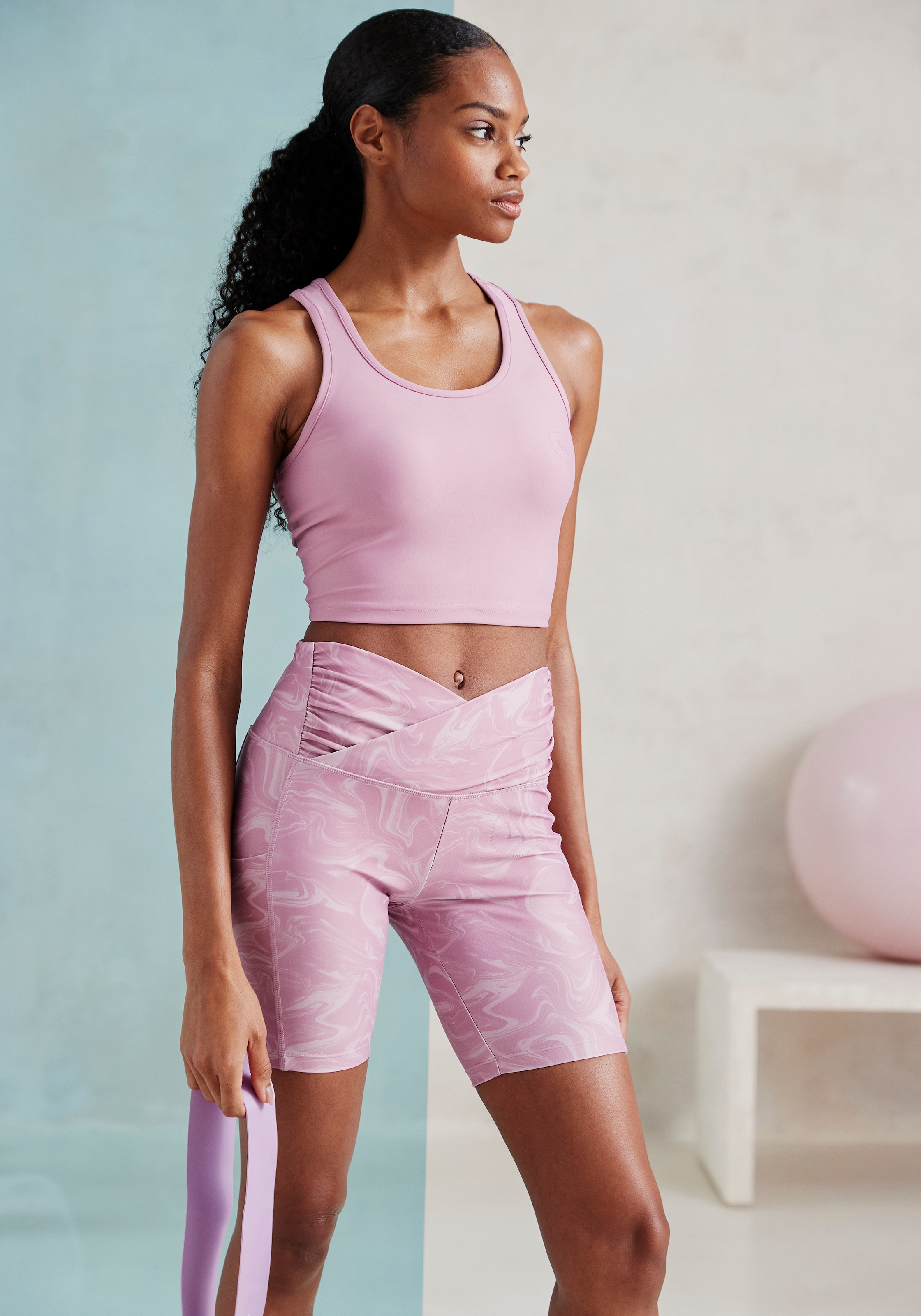LASCANA ACTIVE Funktionshose, Sporthose mit Allover-Print und kleiner Reissverschlusstasche