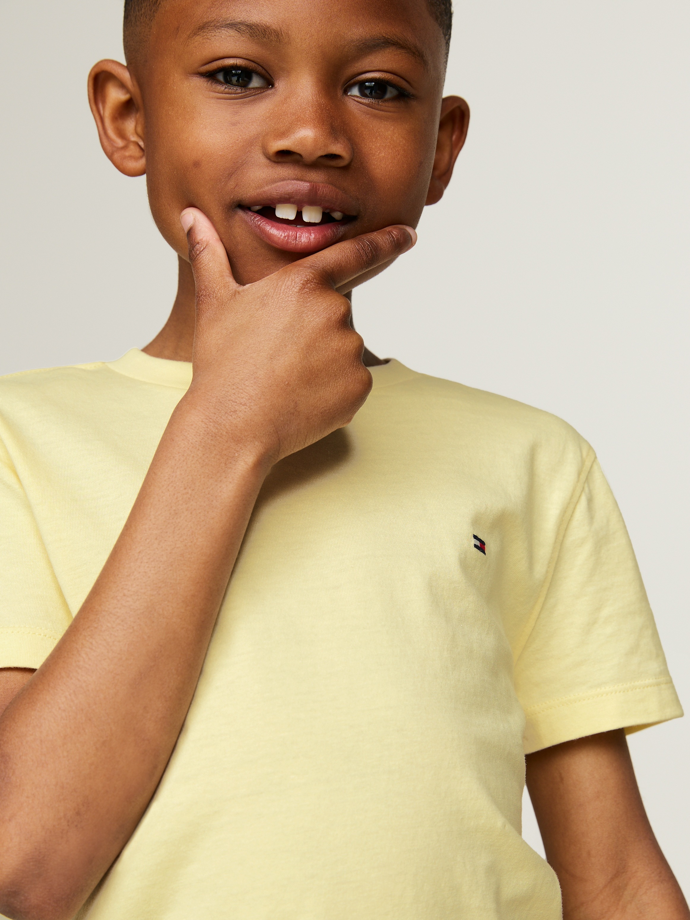 Tommy Hilfiger Kurzarmshirt »ESSENTIAL COTTON TEE S/S«, Kinder bis 16 Jahre mit Logostickerei