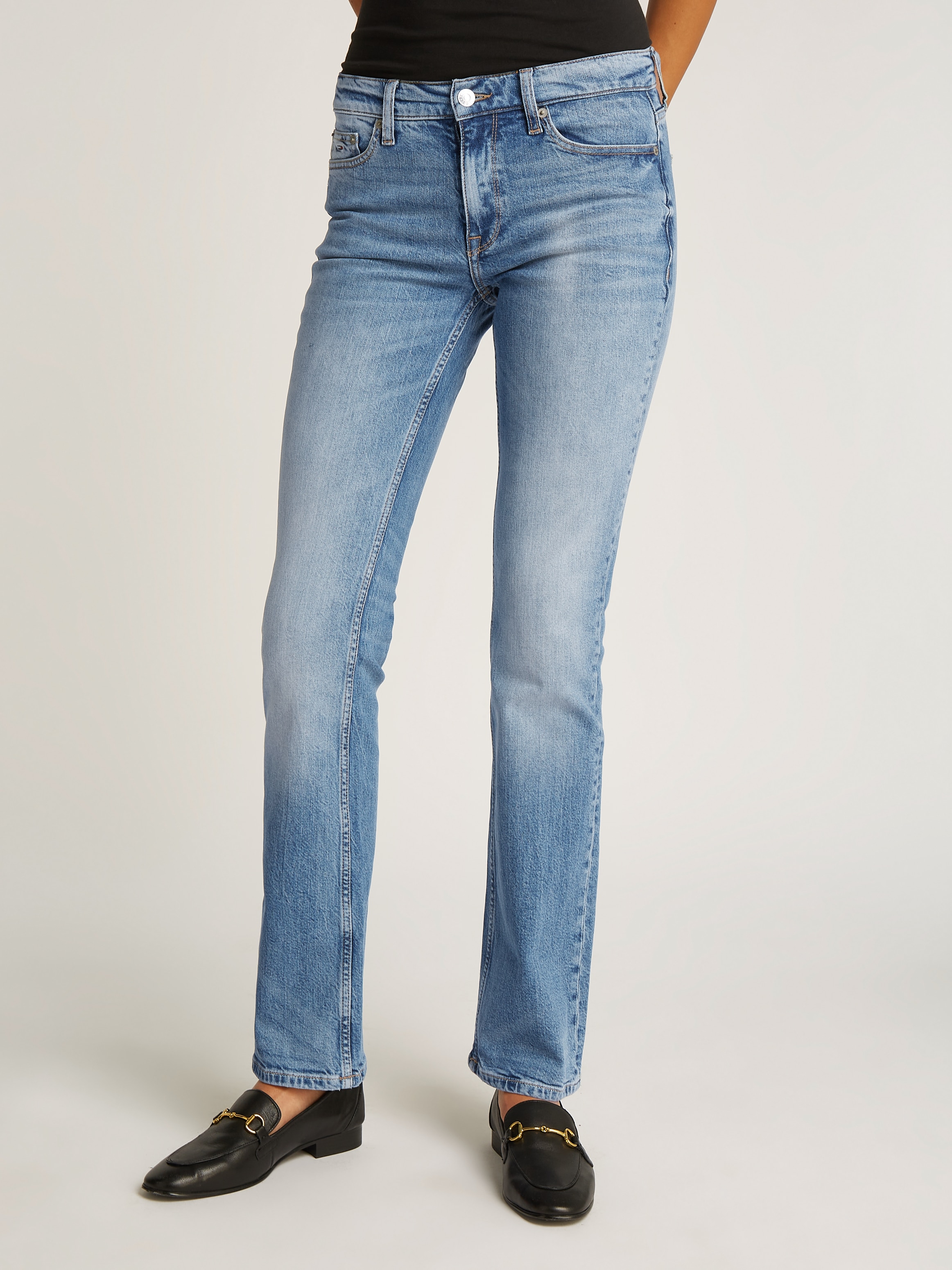 TOMMY JEANS Bootcut-Jeans »Maddie Mid Rise Bootcut«, in hellblauer Waschung