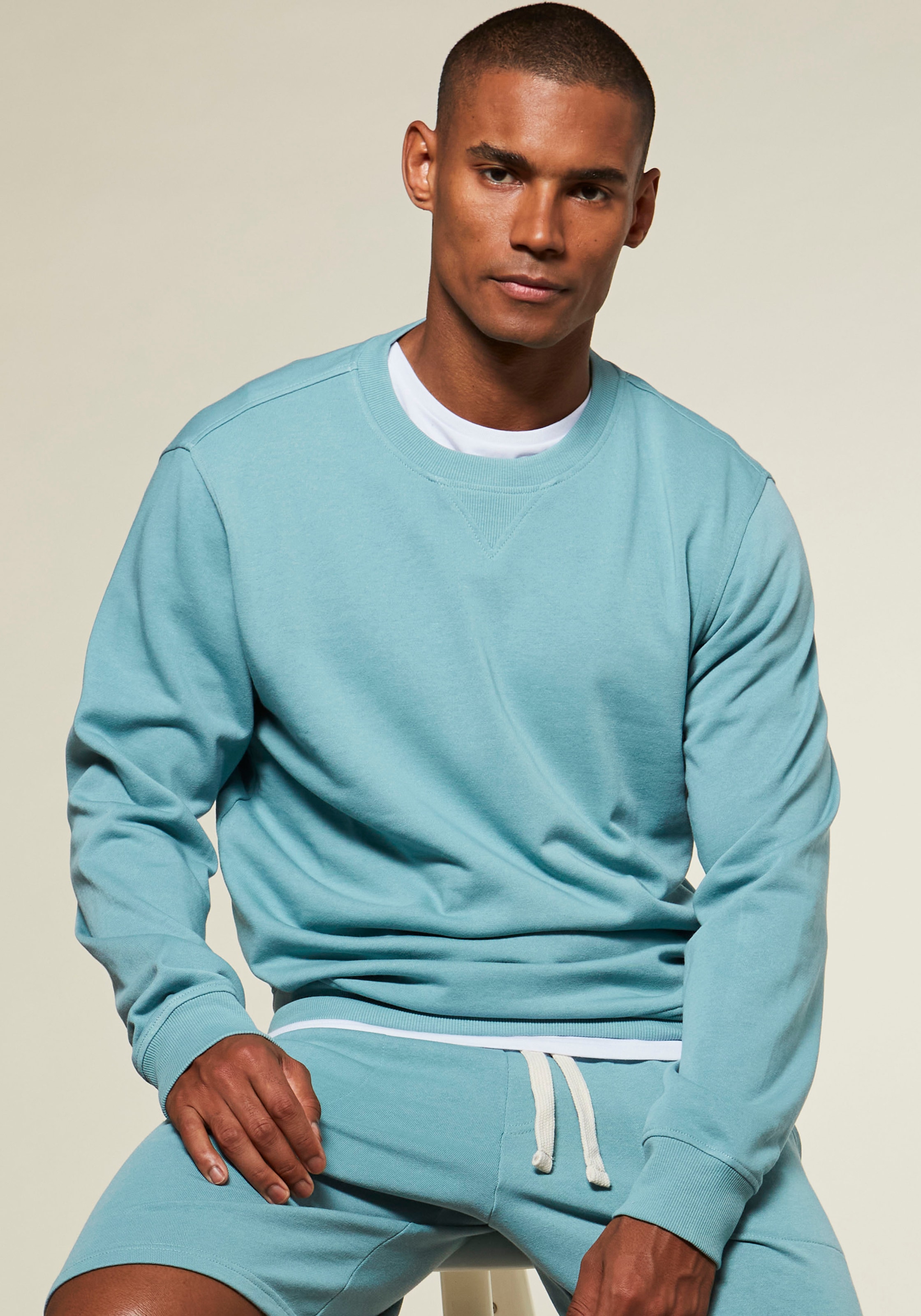 KangaROOS Sweatshirt »mit Rundhalsausschnitt«, mit coolem Rippeinsatz am Ausschnitt vorn
