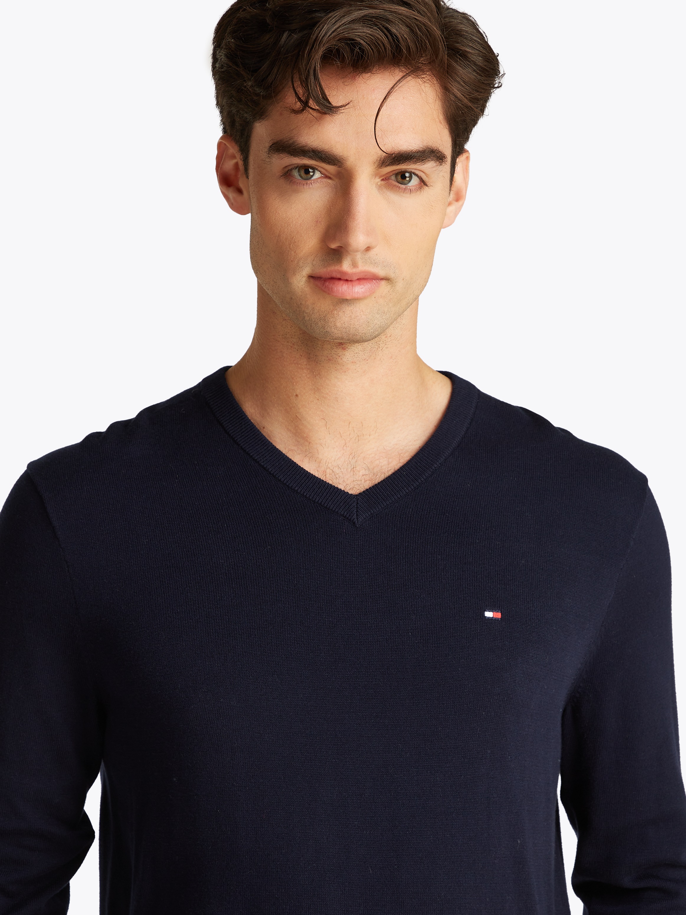 Tommy Hilfiger Strickpullover »ESSENTIAL COTTON V NECK mit V-Ausschnitt und Stickerei«, unifarben, casual, regular fit, Baumwolle, V-Ausschnitt